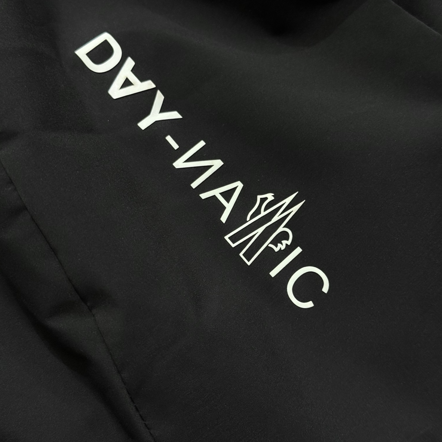 黑色：细节特写