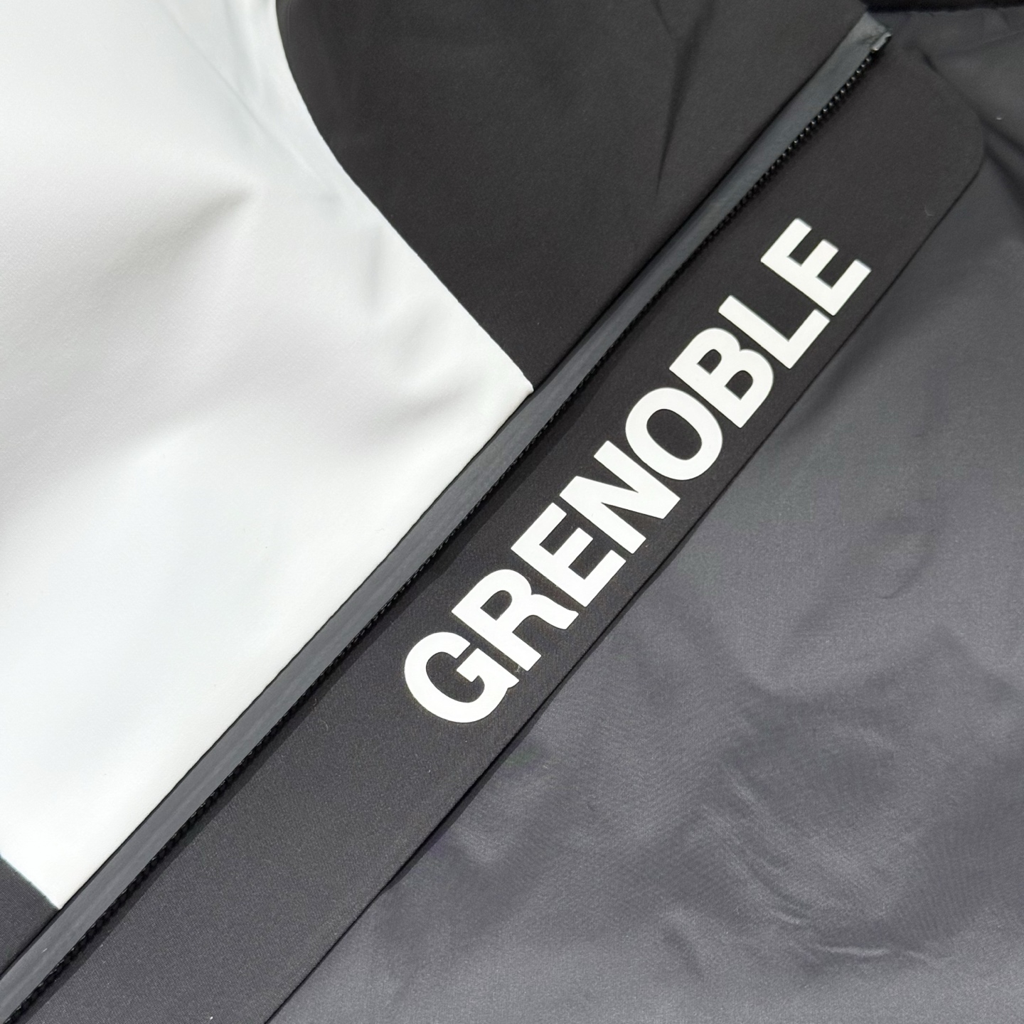 黑色：细节特写