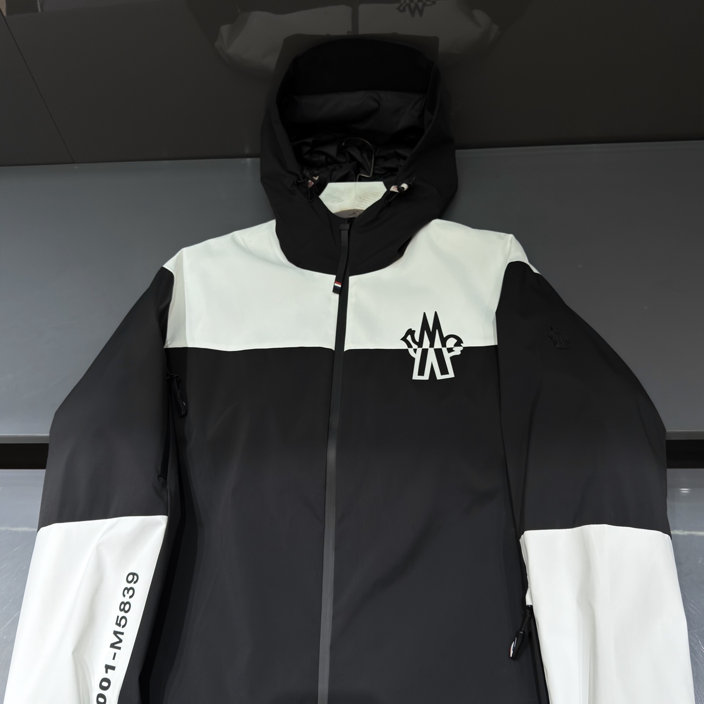 黑色：细节特写