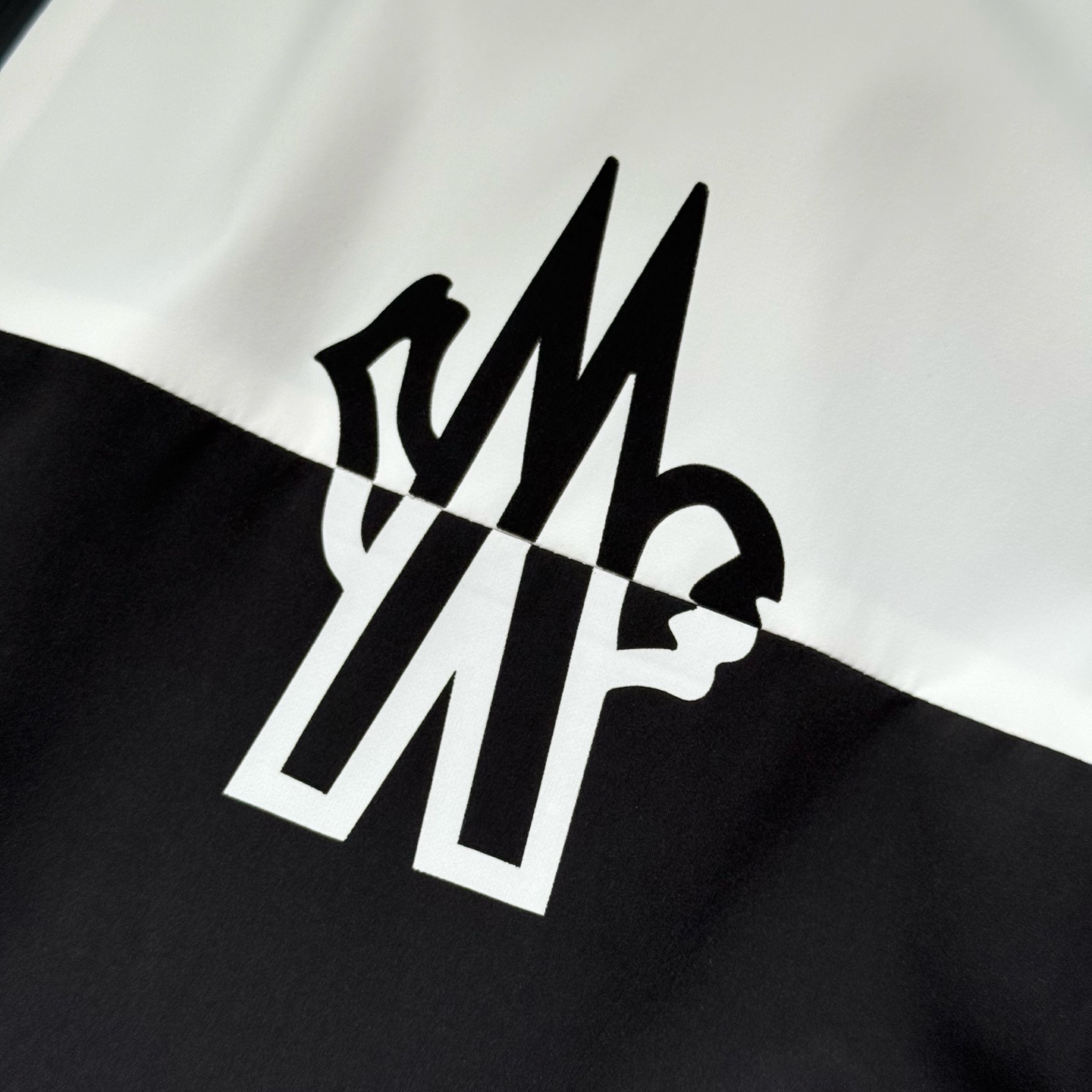 黑色：细节特写