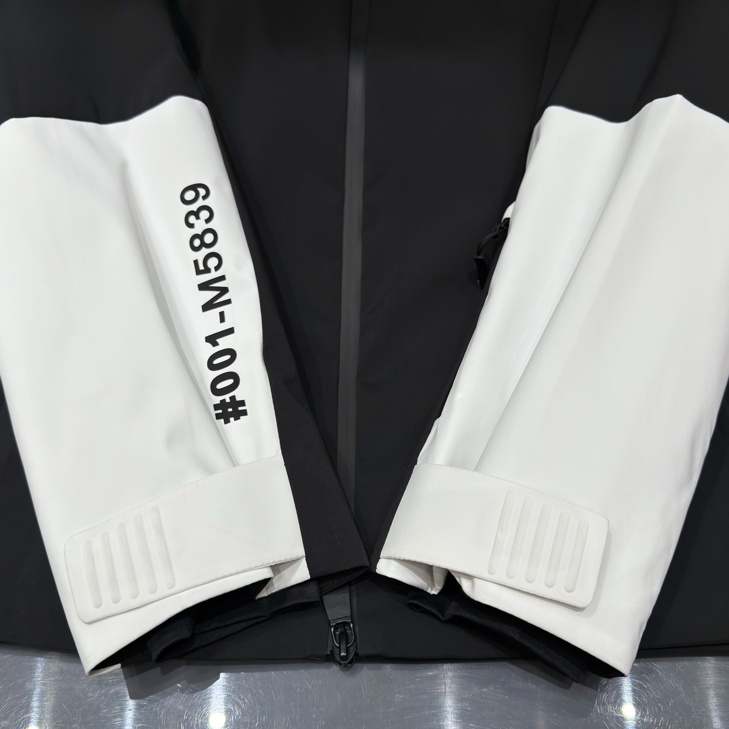 黑色：细节特写