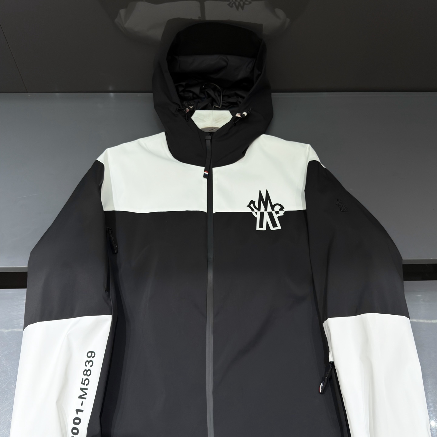 黑色：细节特写