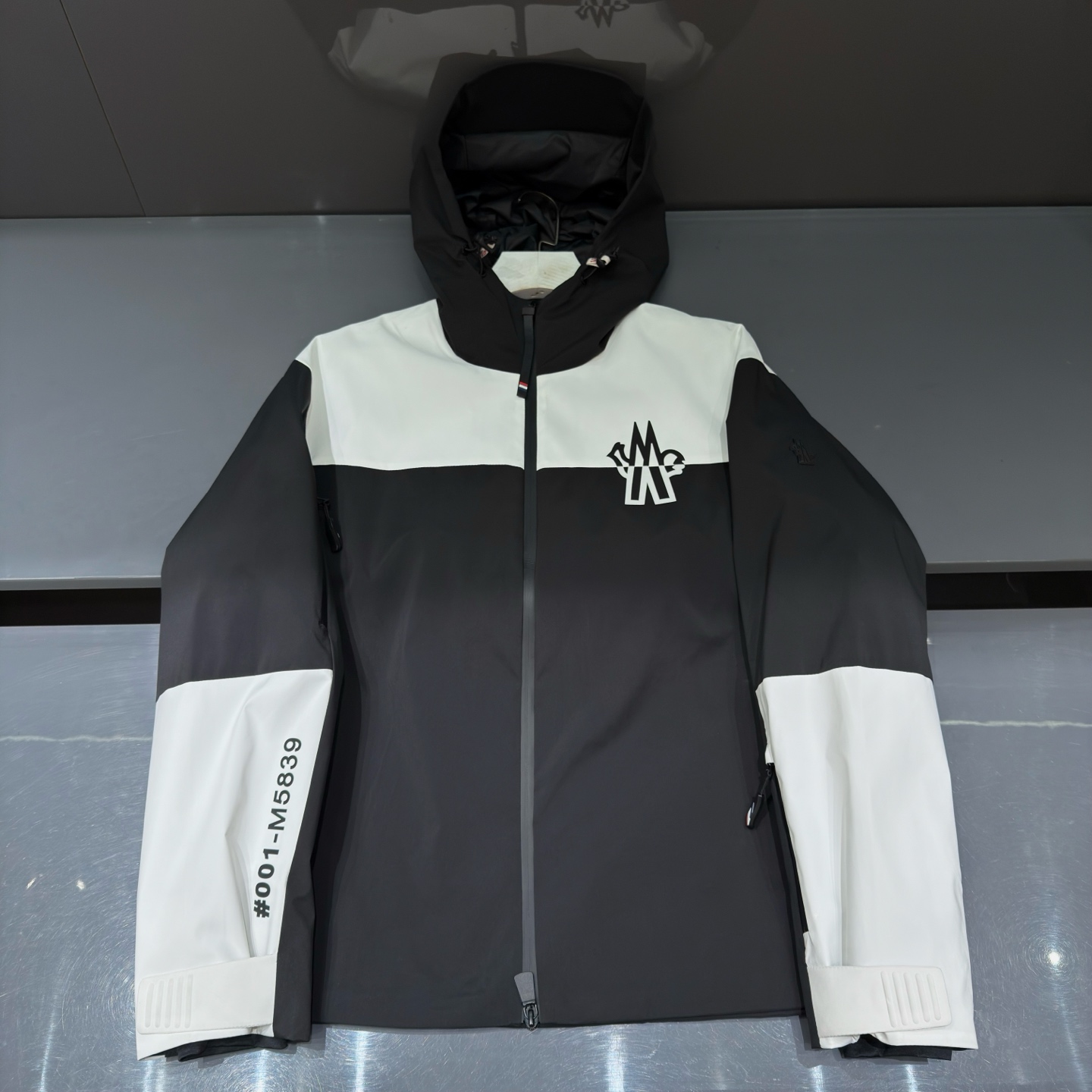 黑色：细节特写