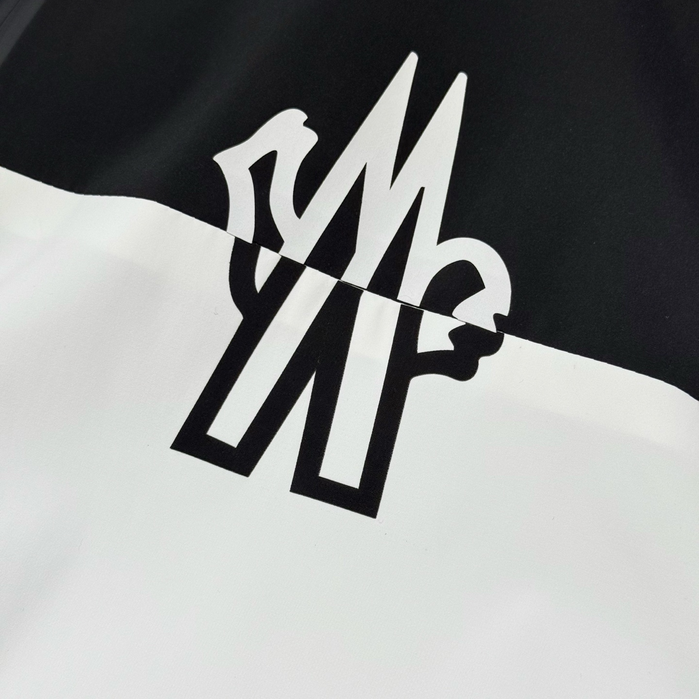 白色：细节特写