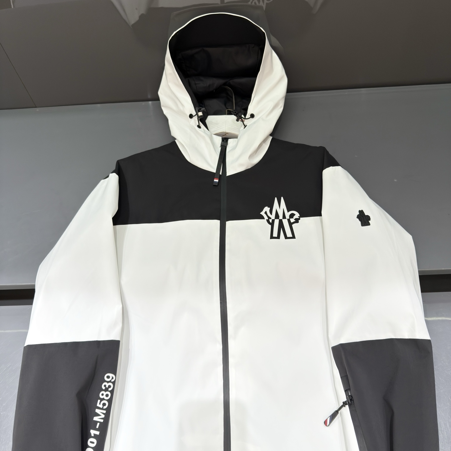 白色：细节特写