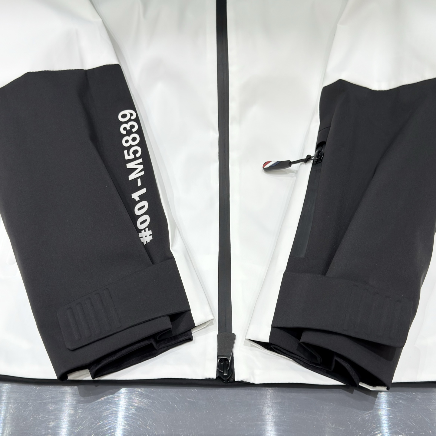 白色：细节特写