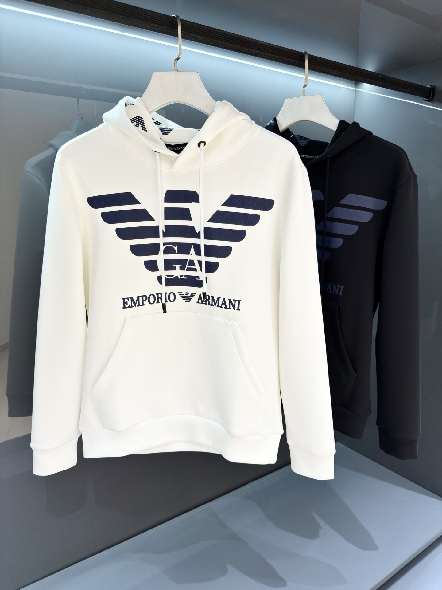 NO:538736,[New Product] EA men's hooded splicing pullover sweatshirt, top foreign company channel goods, original Italian products, new products in early autumn in 25 years, advertising album model outfits!  The overall design details still follow the essence of F-home's fashionable fun and light luxury, and are derived from extraordinary creativity on the basis of minimalism. This season, it captures the elements of demonic eyes as inspiration and is very cleverly moved to the chest, making the visual vivid and made of leather material!  At the same time, the overall vision is enriched by contrasting colors, the overall vision is full of fashion, a unique and innovative interpretation, equipped with the brand letter badge on the back, which is in line with the latest design concept of the season and has a very distinct recognition!  Italian customers provide top-quality customized ready-made garment fabrics, heavy high-density air-layer pure cotton material, with powerful functions and powerful touch, extremely delicate and comfortable, with excellent breathability and moisture absorption functions, the upper body is clean and neat, light and without burden!  The color matching is light and versatile, suitable for everyday outfits, and the space for mixing and matching is very high. It can perform well in various occasions, and it has no age limit. It has a capable and stylish upper body effect, and is excellent in business and leisure in the wardrobe, which has excellent attendance rate!  It is hard to find!  Color gray/black Size S/M/L/XL S Size Shoulder width 44 Bust 104 Sleeve length 61 Clothes length 65, fendie, hoodie, sweatshirts,hats,alexander wang19860909【新品】 EA男士连帽拼接套头卫衣 顶级洋行渠道货,意大利原产出品,25年早秋新品,广告画册模特穿搭款！ 通体设计细节依然沿袭了F家时髦趣味与轻奢的精髓,在极简的基础上衍生出非凡的创意,这一季抓取恶魔眼睛元素为灵感,非常巧妙的搬到胸前,视觉活灵活现,以皮革材质打造！ 同时以撞色混搭丰富了整体视觉,整体充满时髦感,别具一格的创新演绎,搭载后背品牌字母徽章体,契合了当季最新的设计理念,辨识度非常鲜明！ 意大利客供顶级定制成衣面料,重磅高密度空气层纯棉材质,具备功能性强大属性,触感极其细腻舒适,有着优良的透气性与吸湿性功能,上身干净利落,轻便无负担感！ 配色轻熟百搭,符合日常各种穿搭,混搭兼容空间极高,驾驭多种场合,出街休闲、户外运动等皆可表现的非常出色,无任何年龄界限,上身效果干练有型,衣橱商务休闲绝佳的高出勤率！可遇而不可求！ 颜色灰色/黑色 尺码S/M/L/XL S码肩宽44 胸围104袖长61 衣长65,,fendi,hoodie,sweatshirts,hats,alexander wang,Men's clothing