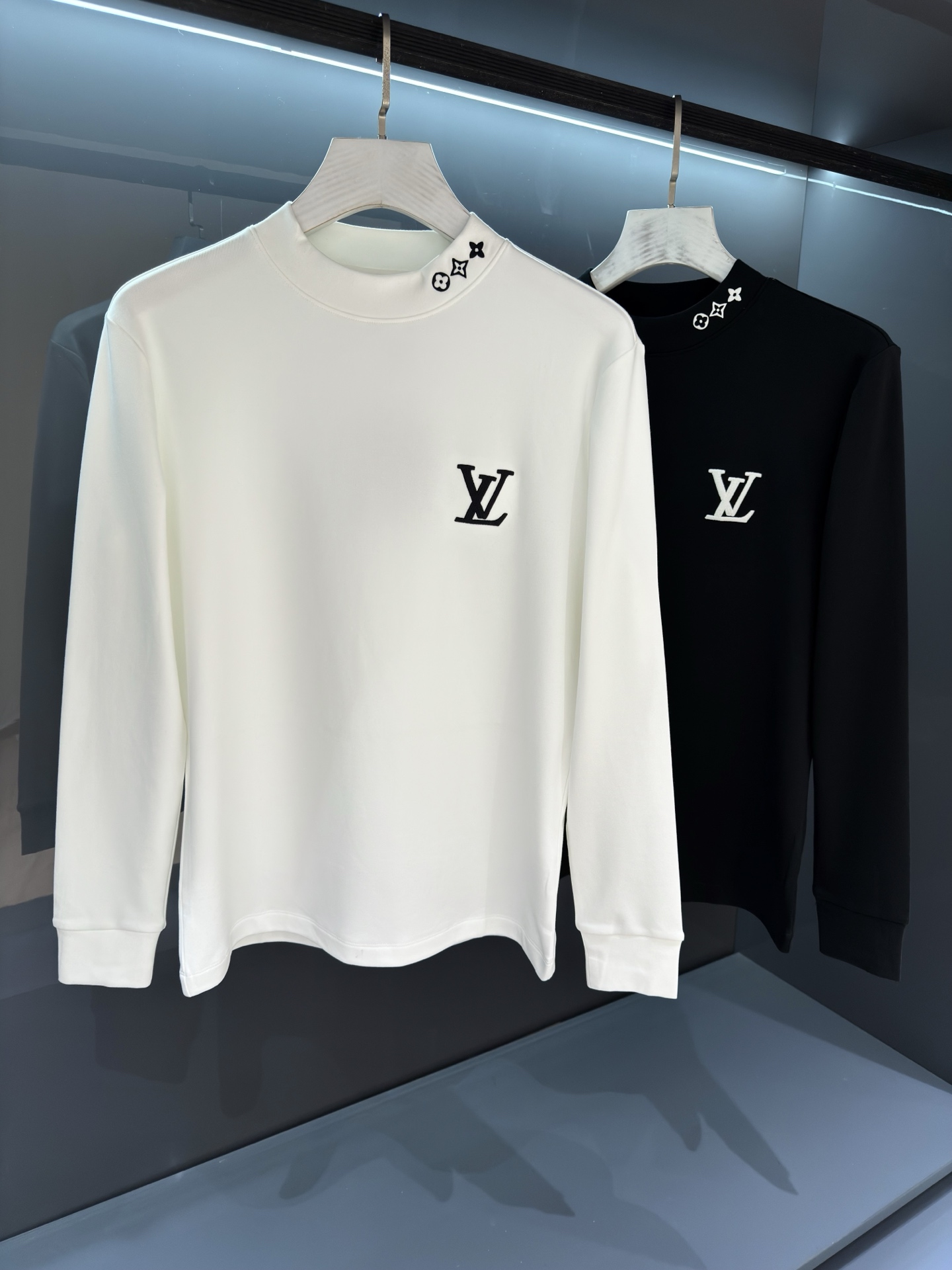 NO:538800,[New Product] 2025SS Autumn and Winter 'Donkey' brand men's round neck long-sleeved base shirt is released simultaneously on the counter, with high fine luxury quality and a strong sense of light luxury. The new collar circle embellished with colored woven elements has the latest fashion temperament and charming charm. Knitted cotton fabric, composite plus velvet!  The texture is comfortable, the detail and soft touch are invincible. The badge does not need to be explained deliberately. The masterpiece of the original embroidery craft of the instrument needle point is full and three-dimensional! The concave and convex shape shows the beauty and a new experience. Color white/black Size S/M/L/XL/2XL S shoulder width 42 bust 100 long 64 sleeves 63,,louis vuitton,alexander wang19860909【新品】2025SS秋冬 “驴”牌男士圆领长袖打底衫 柜台同步发售,高精细的奢华品质,轻奢感超强.全新领圈点缀色织元素拥有最新的时尚气质及将魅力韵味. 针织棉面料,复合加绒！手感质感舒适,细节感和柔触感更是无敌. 徽章无需刻意去解释.器械针点原始刺绣工艺的杰作,饱满立体!凹凸造型彰显美感,凛然一新的体验. 颜色白色/黑色 尺码S/M/L/XL/2XL S肩宽42胸围100衣长64袖长63,,louis vuitton,alexander wang,Men's clothing