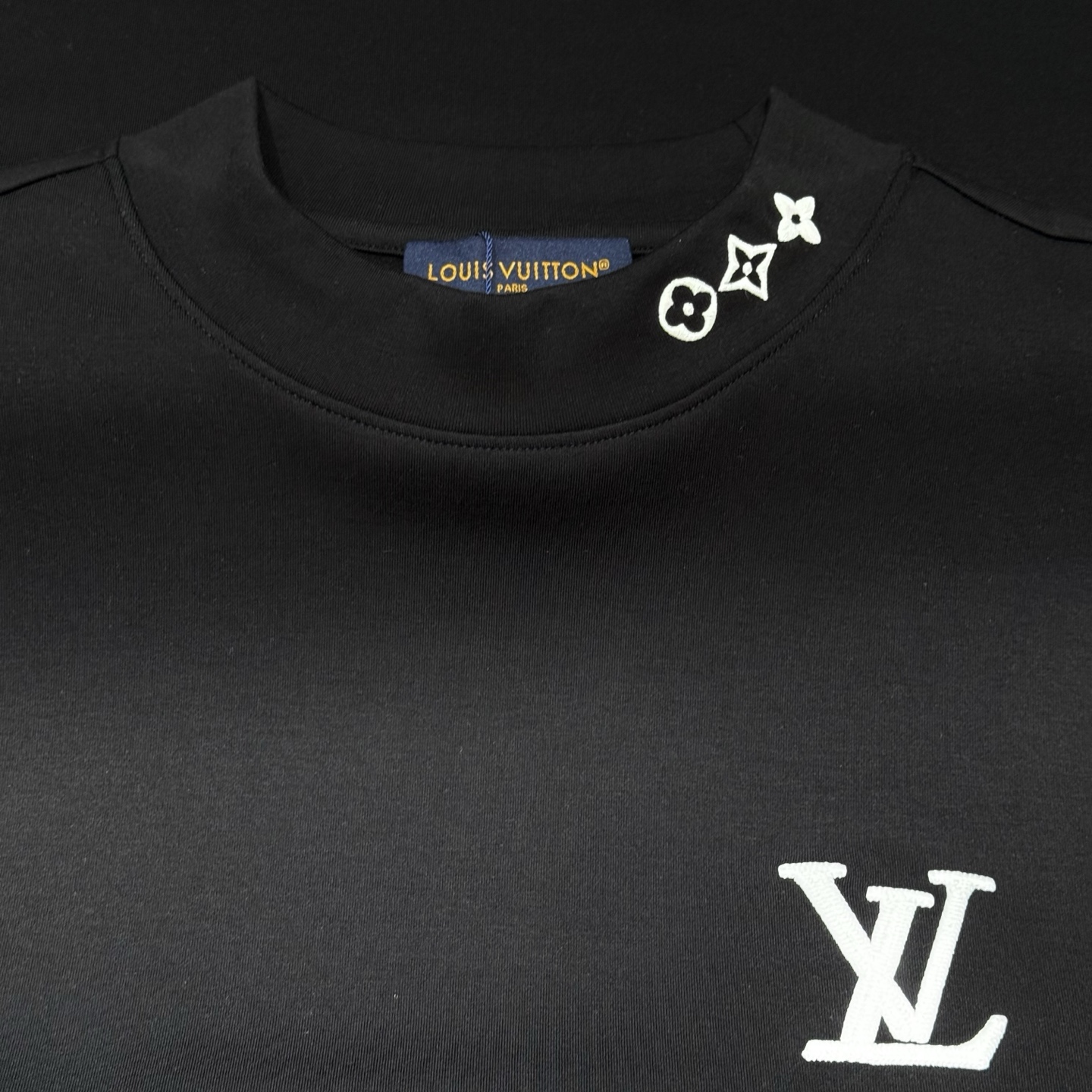 黑色：细节特写