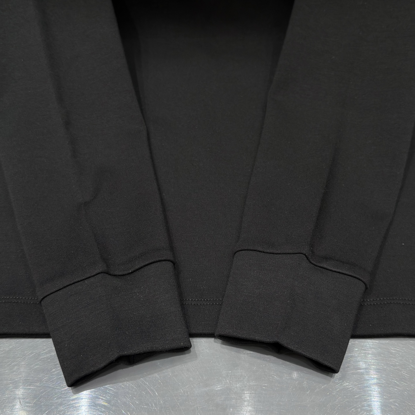 黑色：细节特写