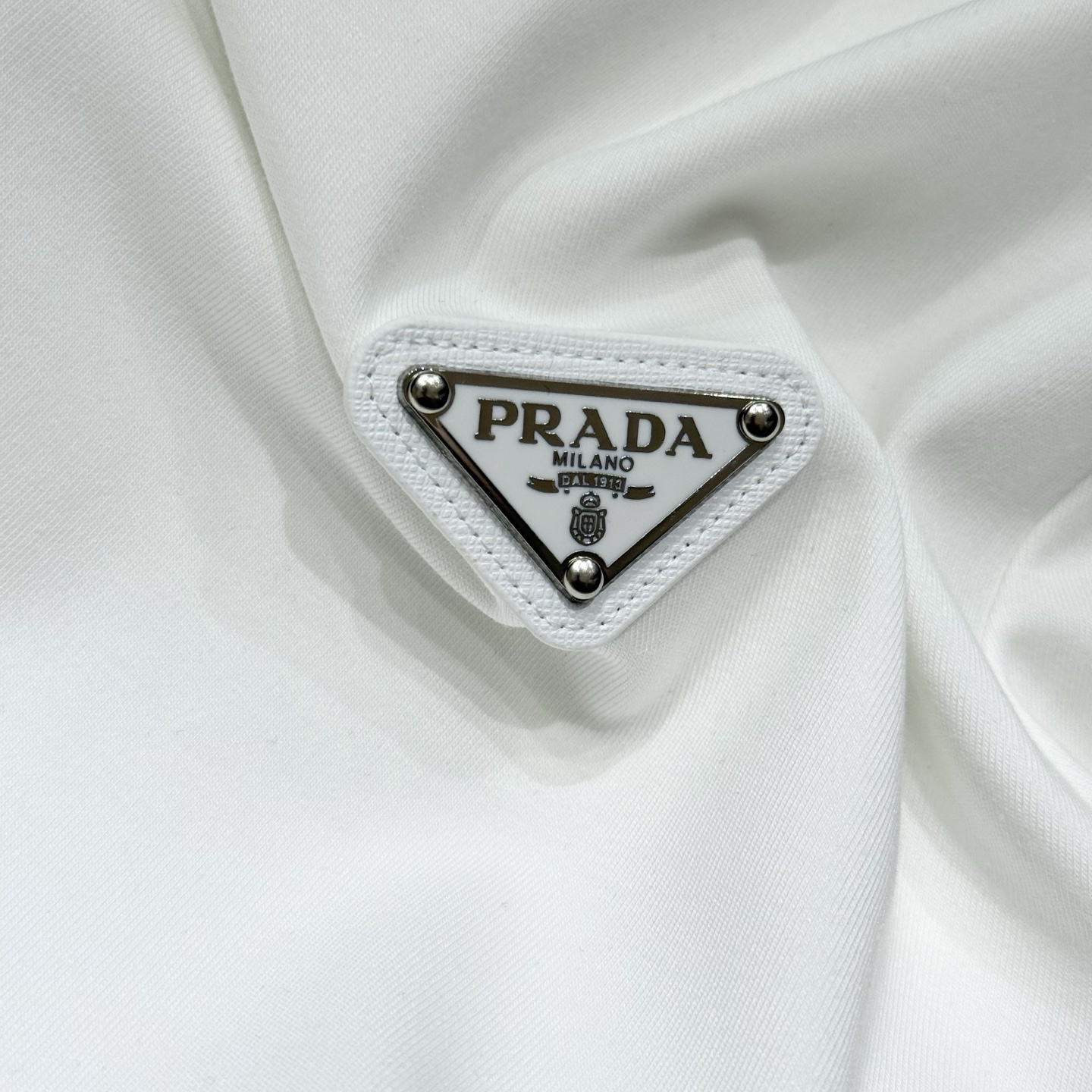 白色：细节特写