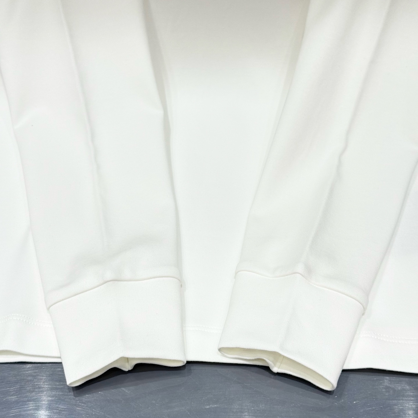 白色：细节特写