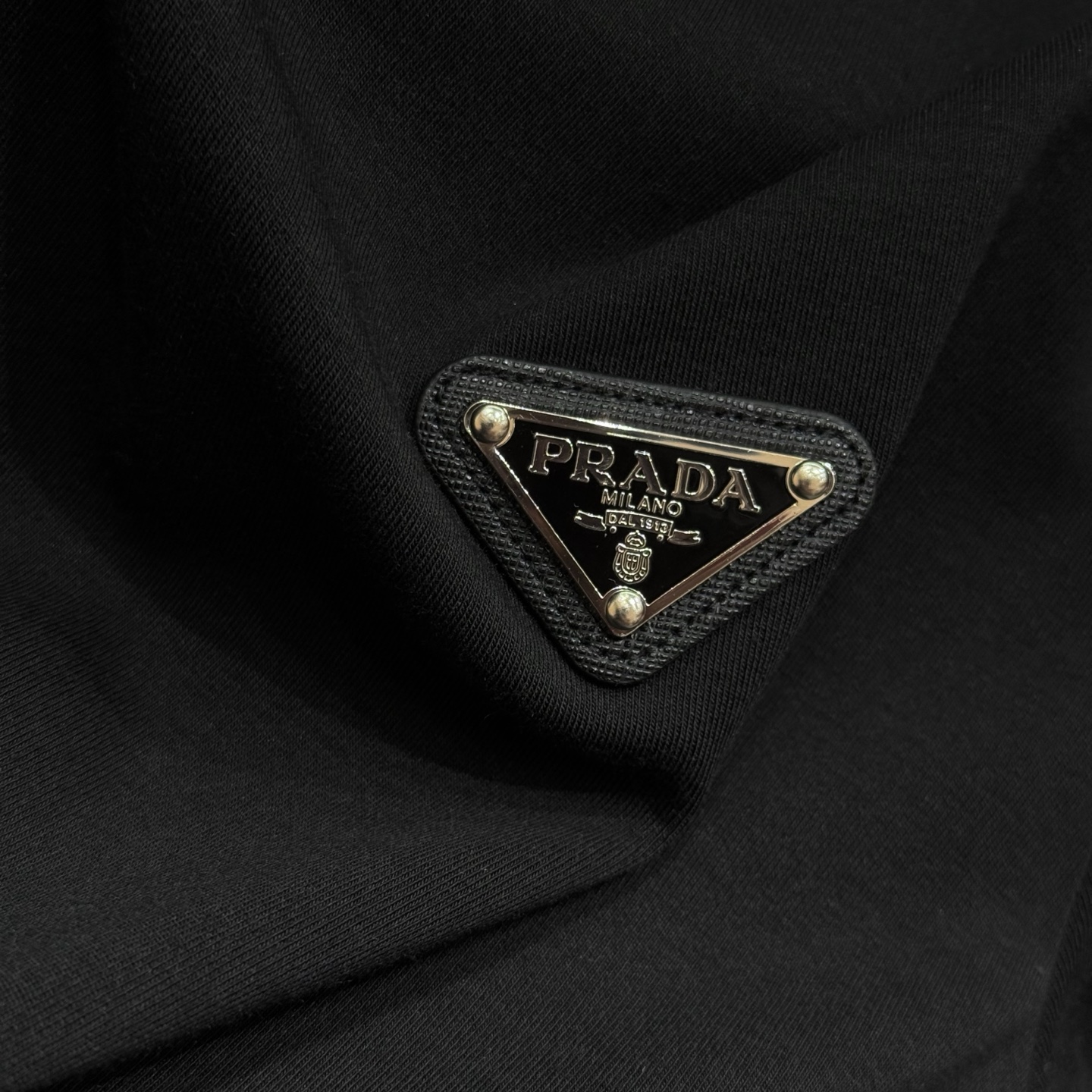 黑色：细节特写