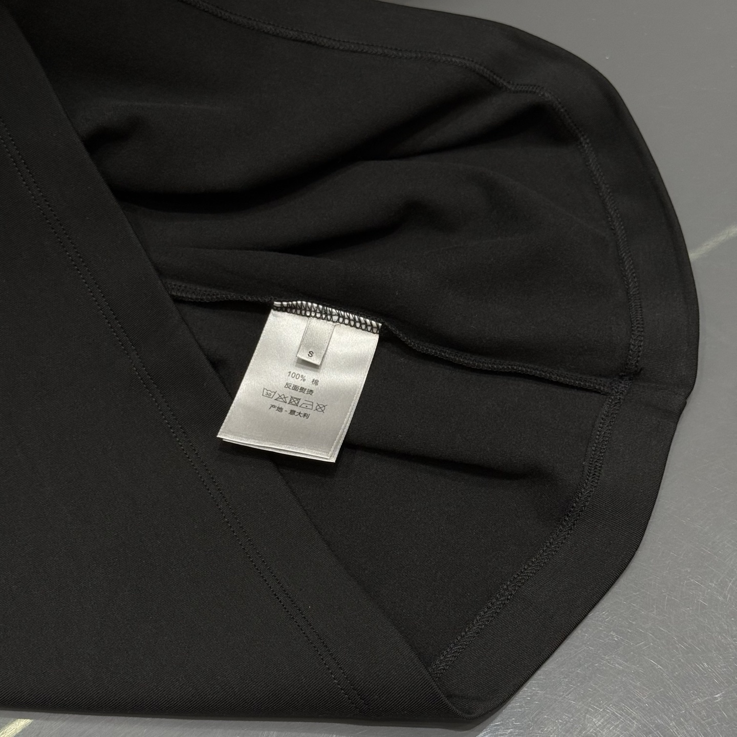 黑色：细节特写