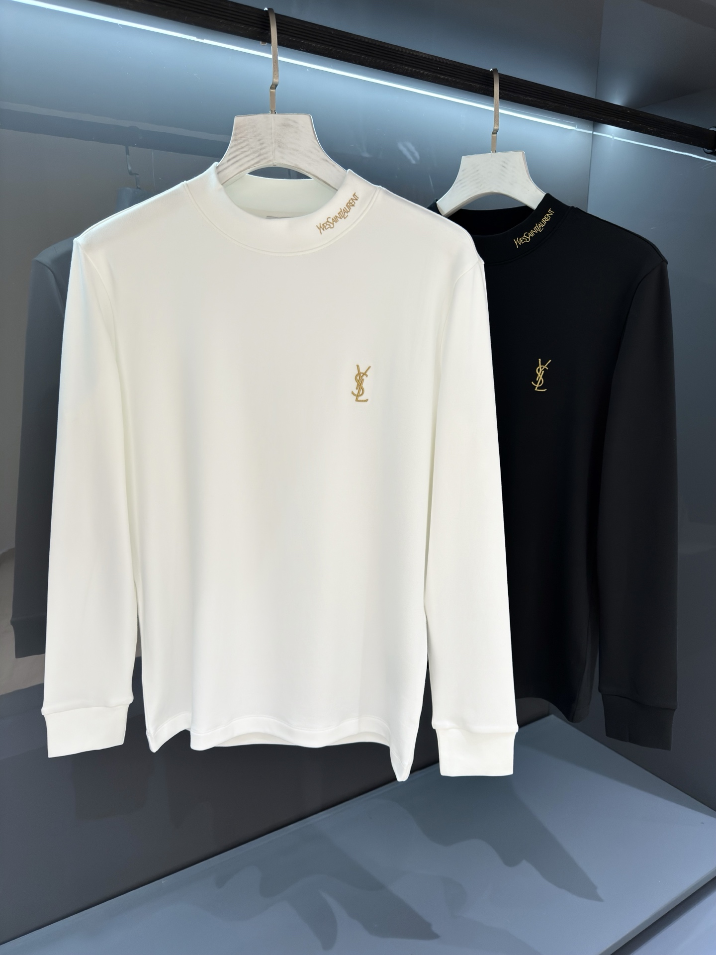 NO:538799,[New Product] High-end Fashion Base Shirt Long Sleeve T From the Old Trade Channel Products, the degree of craftsmanship can tell everything is unique. 2025SSSLY Saint Laurent Men's Round Neck Fashionable Sport Long Sleeve T-shirt The unique simple and fashionable feeling is never alone, and British fashion is still unhidden. Guest-supplied knitted cotton fabrics are made with micro-knitted craftsmanship. The texture is completely boutique. Comfortable, breathable, refreshing and versatile. The unique high-craft color-blocking style opens the concept of SLy. It interprets the brand's classic inheritance. The brand's new bur classic logo badge will be innovatively derived. The exquisite embroidery craftsmanship reflects the obvious convex effect. The tough and sturdy texture distinguishes traditional offset printing patterns. Color white/black Size S/M/L/XL/2XL  S shoulder width 43 bust 98 clothes length 65 sleeve length 59, burberry, saint laurent, tees, t-shirt, alexander wang19860909【新品】 高端时尚打底衫长袖T 来自老牌贸易渠道货品,工艺程度就能说明一切的与众不同. 2025SSSLY 圣罗兰男士圆领时尚标运动长袖T恤 独有的简约时尚感从不落单,英伦时尚依旧掩藏不住.客供针织棉面料,经微型针织的工艺技术制作.质地手感完完全全的精品级别.舒适透气清爽百搭.别具一格的高工艺拼色风格开启了SLy的概念传播. 诠释品牌的经典传承.胸前焕然一新的bur经典标识徽章将有创新性的衍生 精湛的刺绣工艺感体现明显的凸感效果.硬朗结实的质感区别传统胶印图案. 颜色白色/黑色 尺码S/M/L/XL/2XL S肩宽43胸围98衣长65袖长59,,burberry,saint laurent,tees，t-shirt,alexander wang,Men's clothing