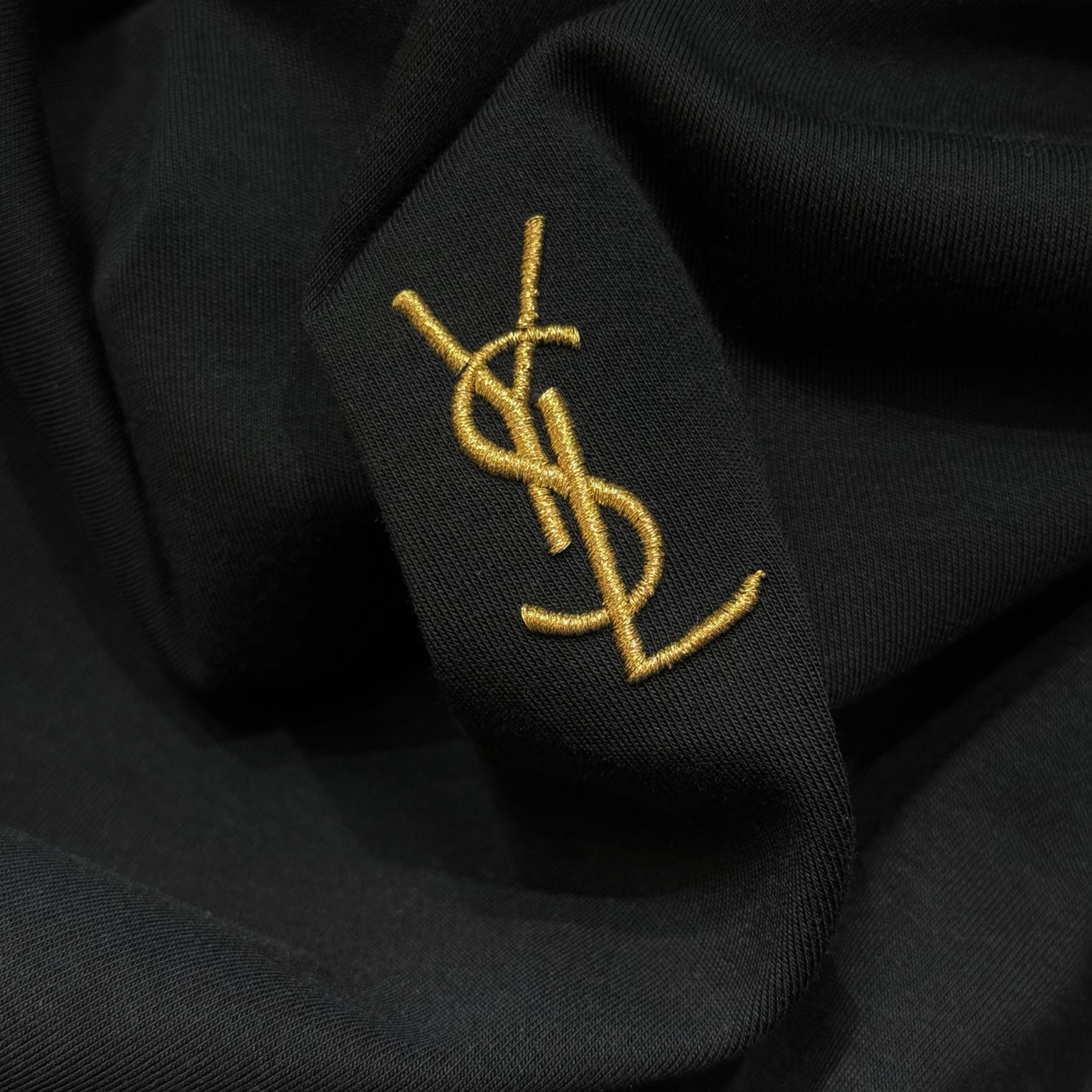 黑色：细节特写