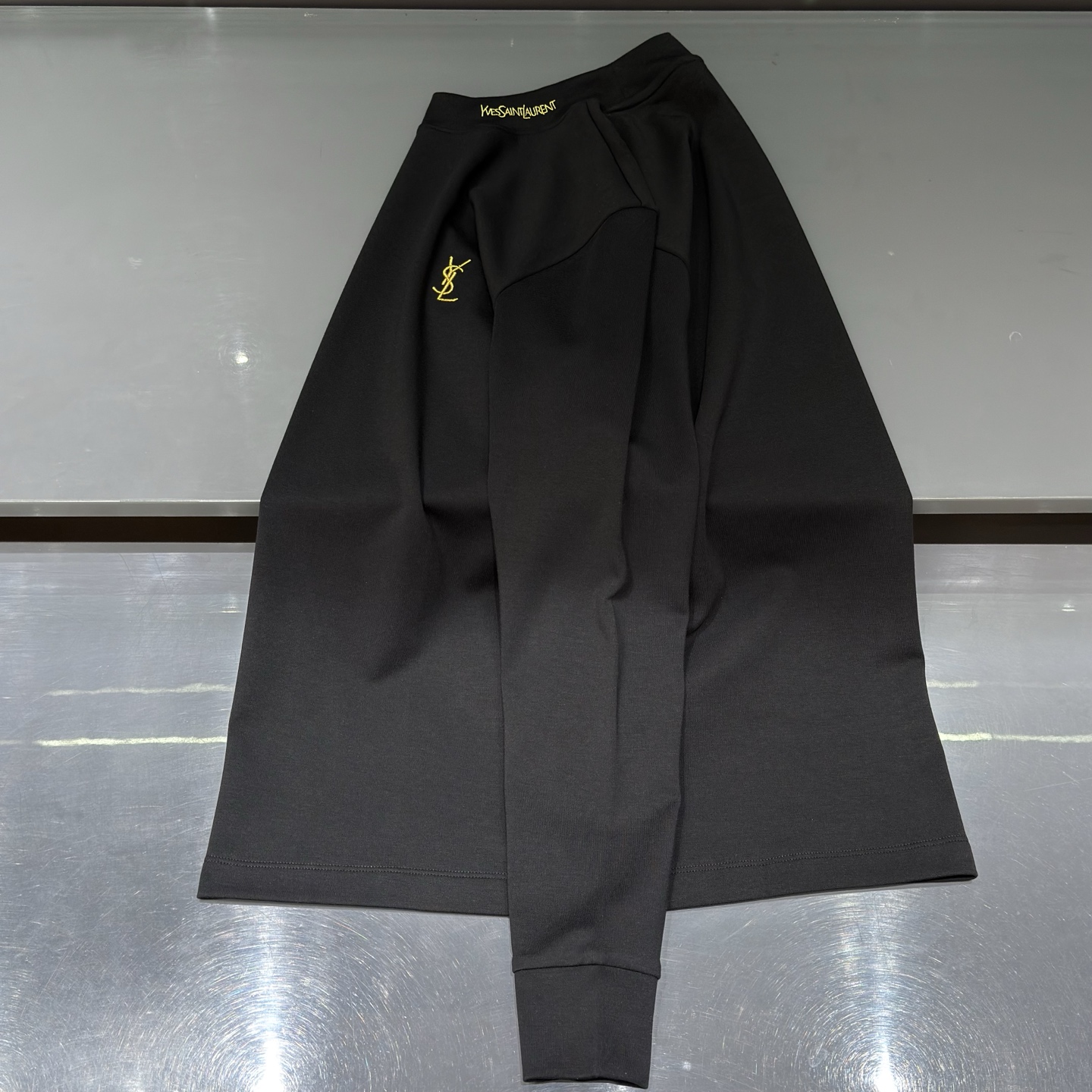 黑色：细节特写