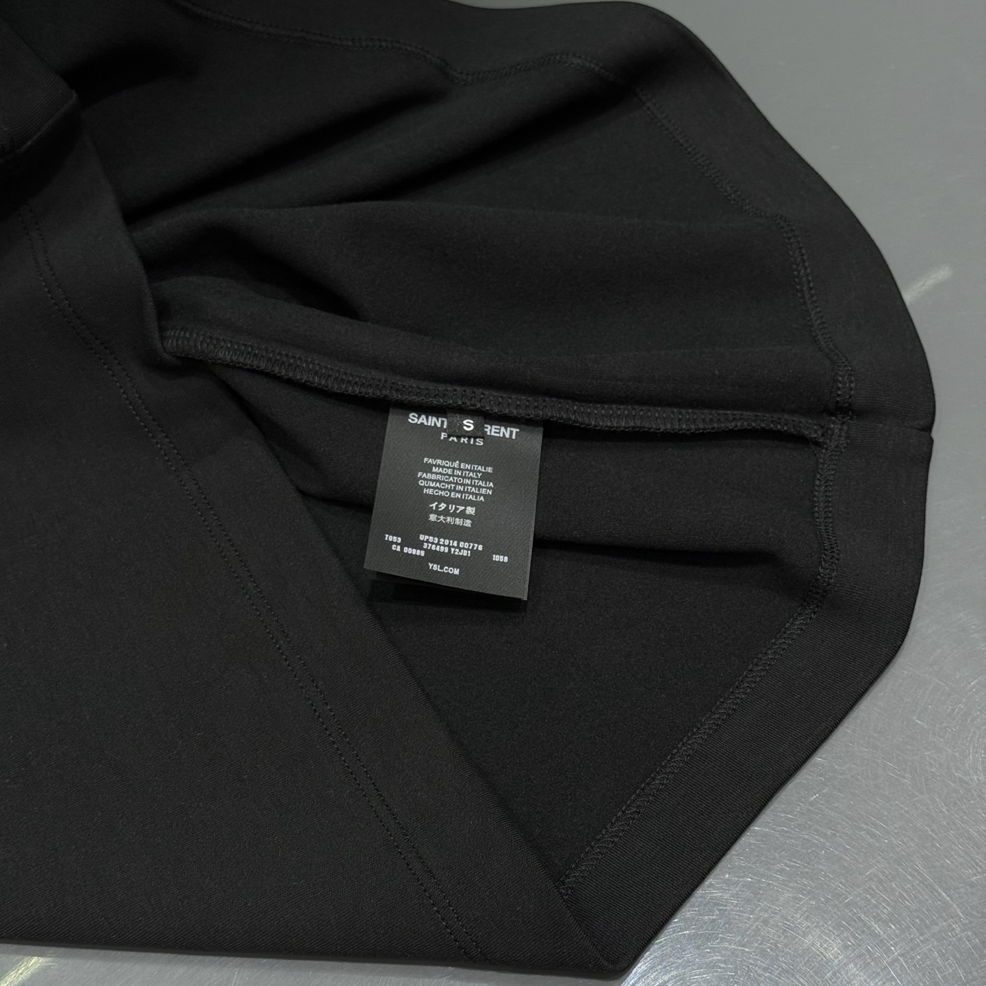 黑色：细节特写