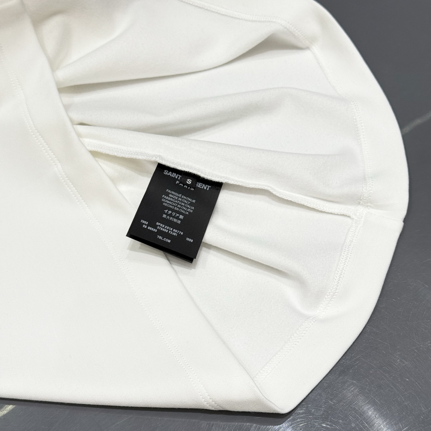 白色：细节特写