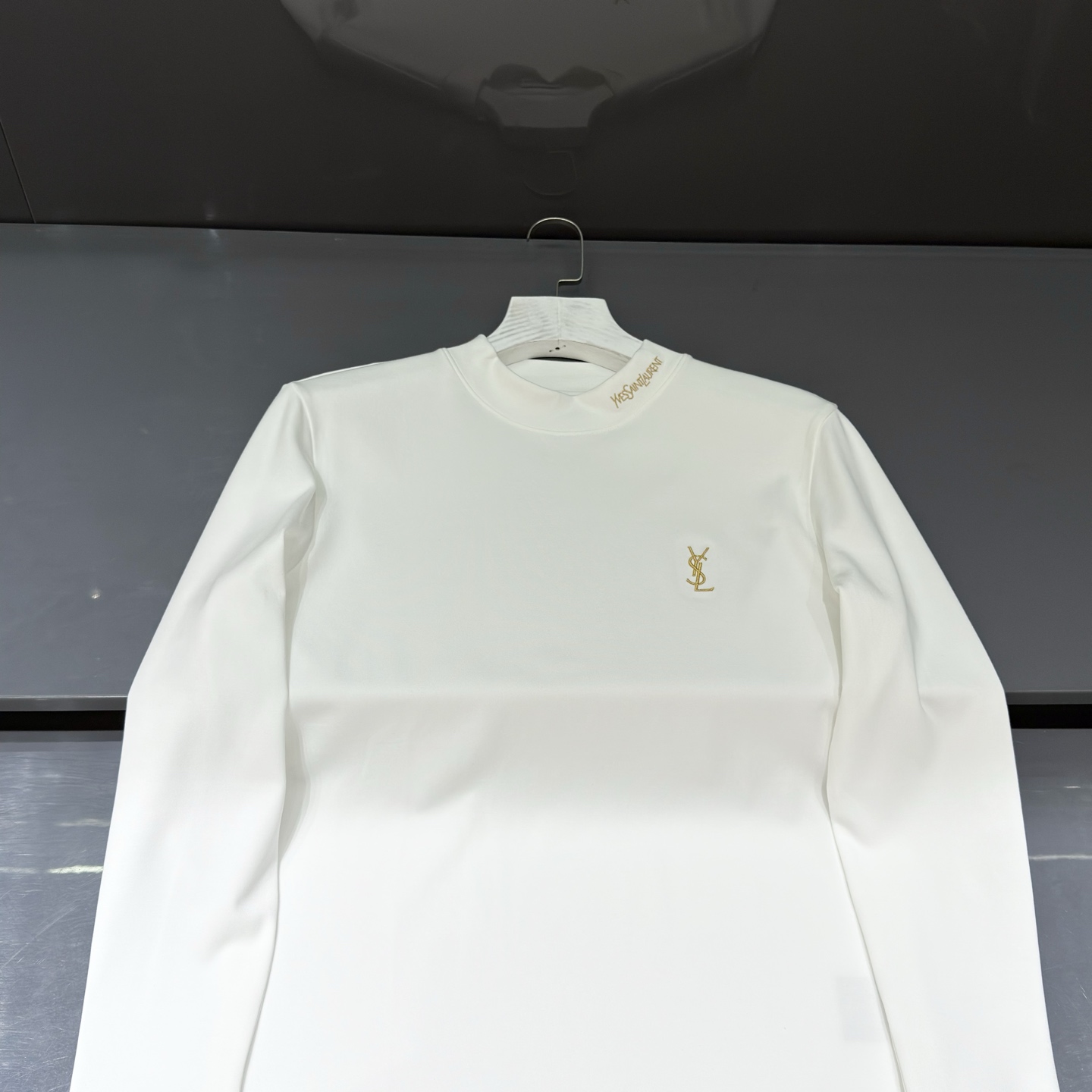 白色：细节特写