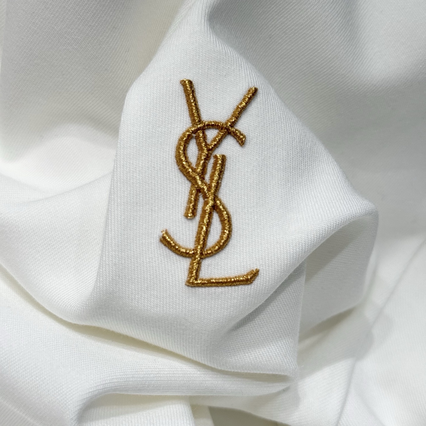 白色：细节特写