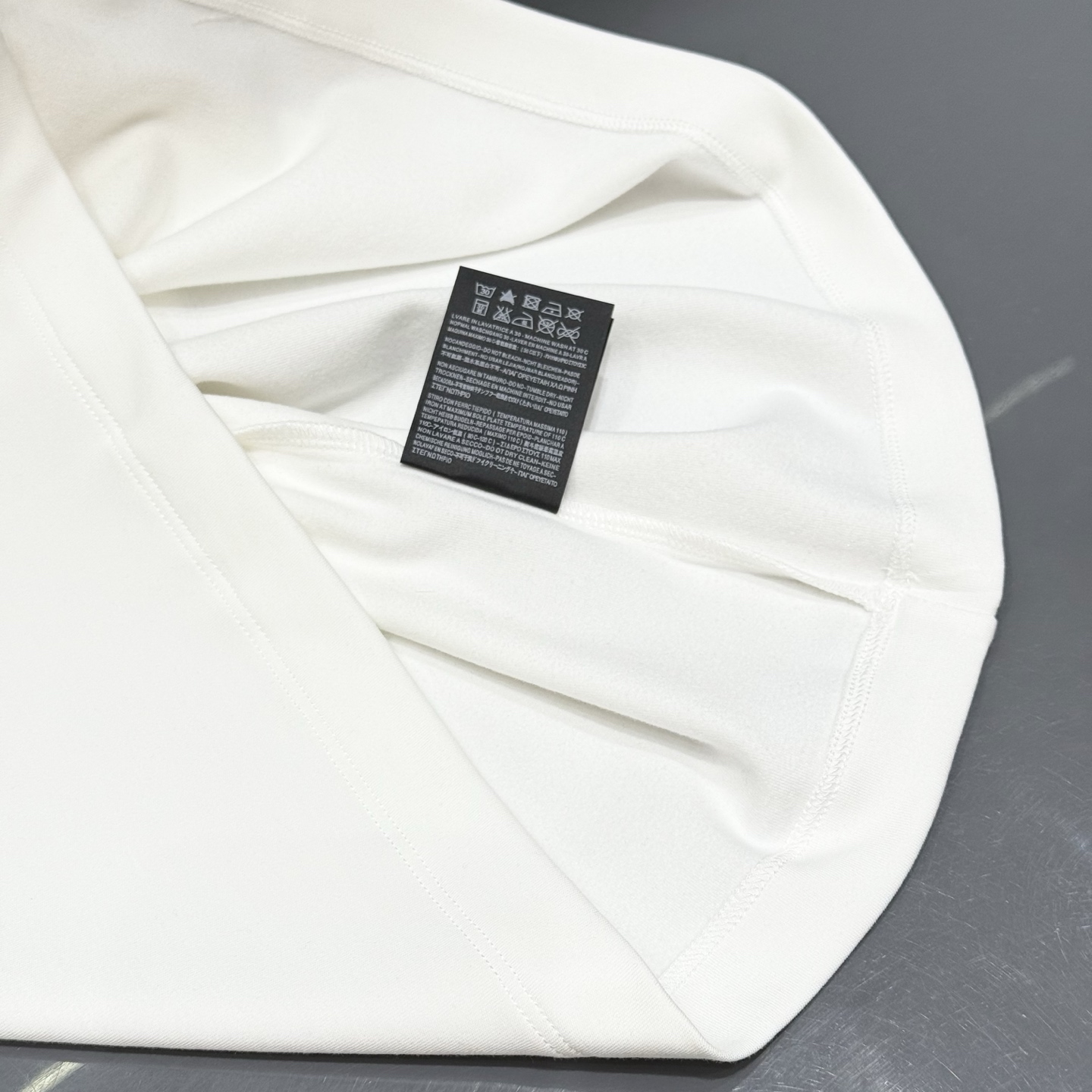 白色：细节特写