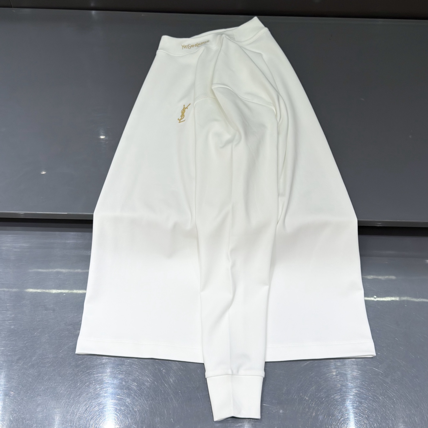 白色：细节特写