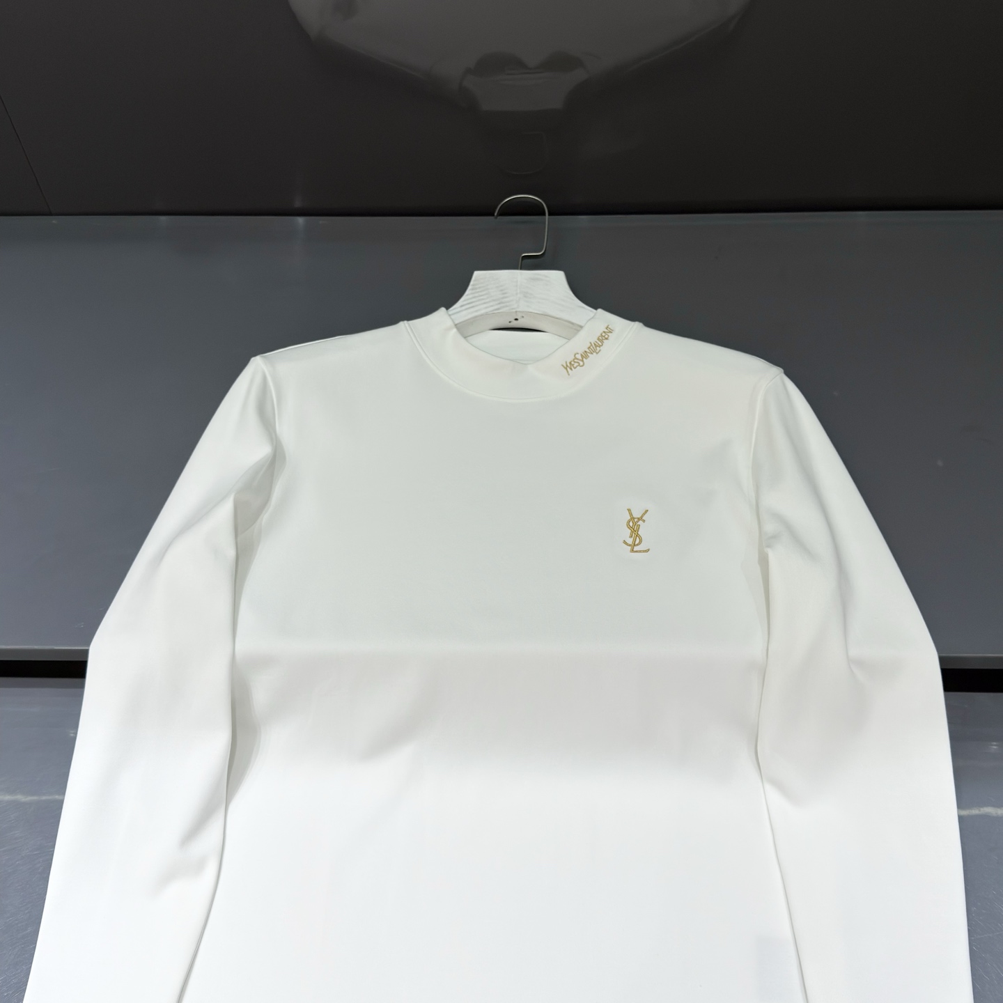 白色：细节特写