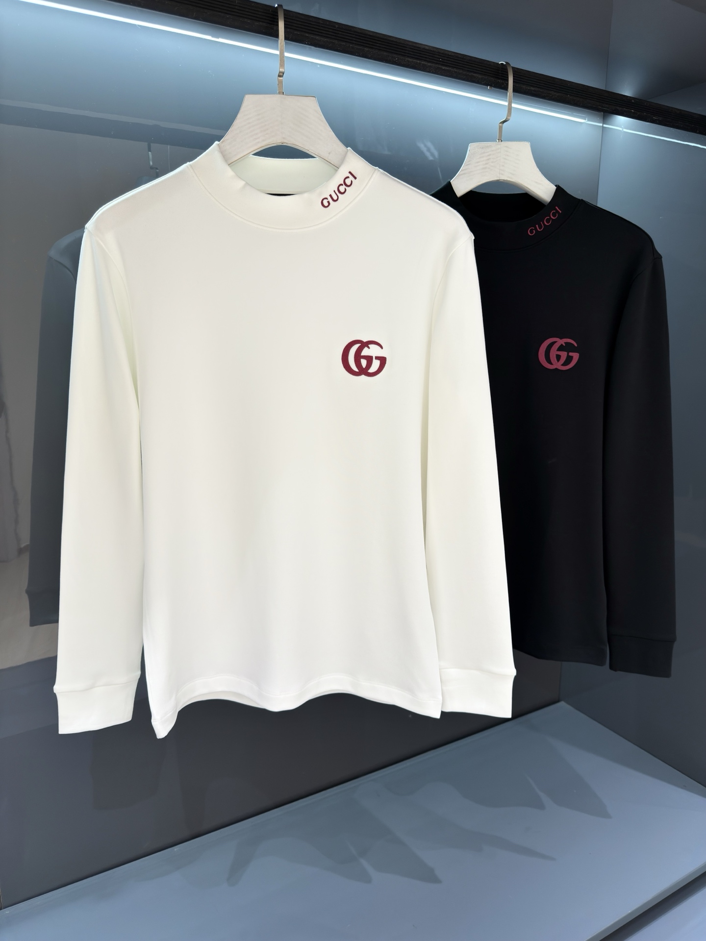 NO:538805,【New Product】Order Gu 2025SS Autumn and Winter Men's Fleece Long Sleeve Base Shirt is released at the same time at the counter, with high fine luxury quality and super light luxury. The new collar circle embellishment woven elements have the latest fashion temperament and charming charm. Knitted cotton fabric is made through three-dimensional diamond pressing technology to fully express the feeling of wear. The texture is comfortable, the detail and soft touch are invincible. The badge does not need to be explained deliberately. The masterpiece of the original embroidery craft of the instrument needle point is full and three-dimensional! The concave and convex shape shows the beauty and a new experience. Color white/black Size S/M/L/XL/2XL S Shoulder width 42 bust 98 Long 65 Sleeve length 61,,alexander wang19860909【新品】 老牌贸易公司订单 Gu 2025SS秋冬男士加绒长袖打底衫 柜台同步发售,高精细的奢华品质,轻奢感超强.全新领圈点缀色织元素拥有最新的时尚气质及将魅力韵味. 针织棉面料,经由立体菱格压架工艺而成能将穿着感表现的淋漓尽致.手感质感舒适,细节感和柔触感更是无敌. 徽章无需刻意去解释.器械针点原始刺绣工艺的杰作,饱满立体!凹凸造型彰显美感,凛然一新的体验. 颜色白色/黑色 尺码S/M/L/XL/2XL S肩宽42胸围98衣长65袖长61,,alexander wang,Men's clothing