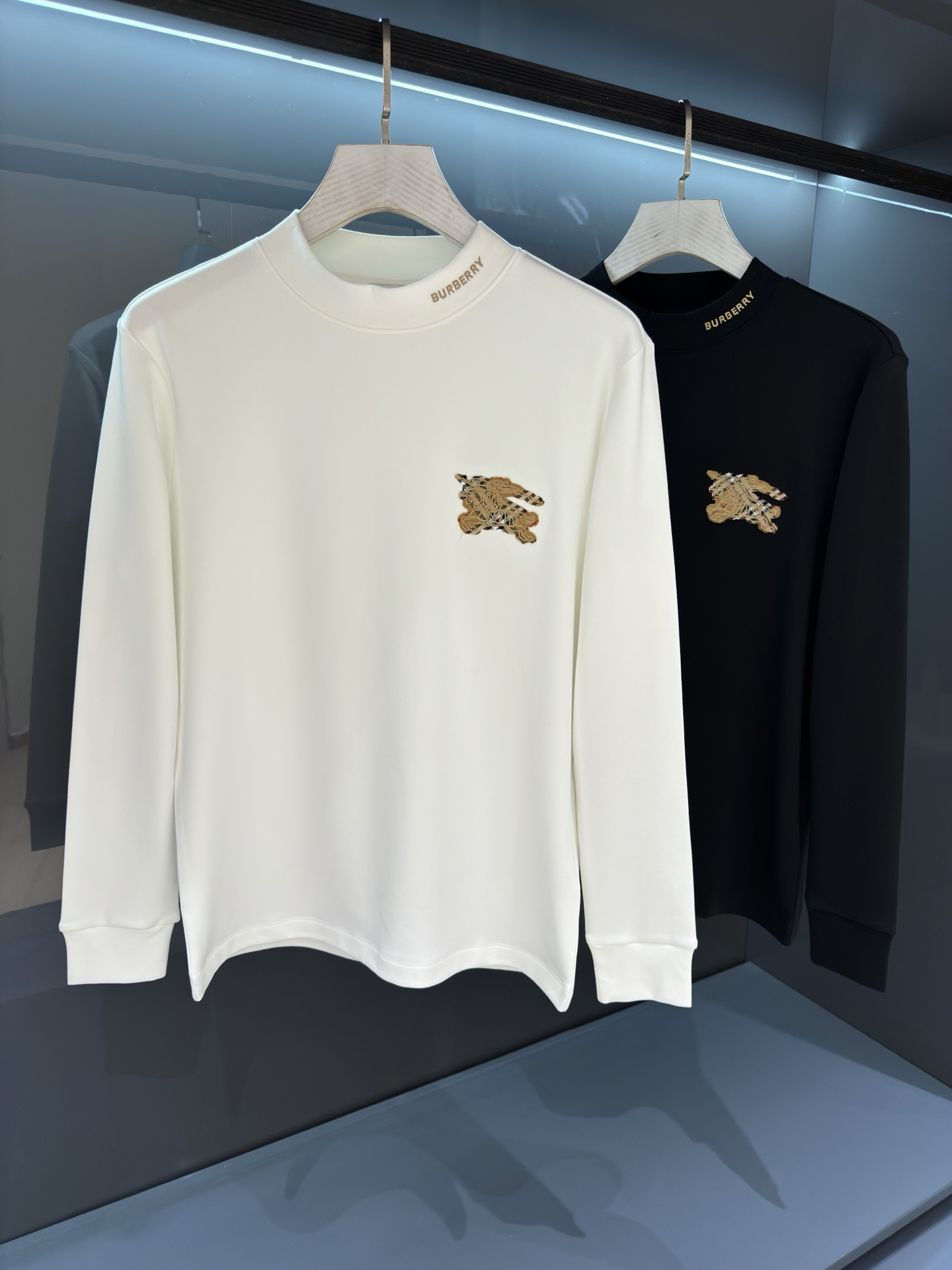 NO:538810,[New Product] Bur war horse embroidery 2025SS autumn and winter 'Donkey' brand men's round neck long-sleeved base shirt is released simultaneously on the counter, with high fine luxury quality and super light luxury. The new collar embellishment woven elements have the latest fashion temperament and charming charm. Knitted cotton fabric, composite plus velvet!  The texture is comfortable, the detail and soft touch are invincible. The badge does not need to be explained deliberately. The masterpiece of the original embroidery craft of the instrument needle point is full and three-dimensional! The concave and convex shape shows the beauty and a new experience. Color white/black Size S/M/L/XL/2XL S shoulder width 42 bust 100 long 64 sleeve length 63, burberry, louis vuitton, alexander wang19860909【新品】Bur 战马刺绣 2025SS秋冬 “驴”牌男士圆领长袖打底衫 柜台同步发售,高精细的奢华品质,轻奢感超强.全新领圈点缀色织元素拥有最新的时尚气质及将魅力韵味. 针织棉面料,复合加绒！手感质感舒适,细节感和柔触感更是无敌. 徽章无需刻意去解释.器械针点原始刺绣工艺的杰作,饱满立体!凹凸造型彰显美感,凛然一新的体验. 颜色白色/黑色 尺码S/M/L/XL/2XL S肩宽42胸围100衣长64袖长63,,burberry,louis vuitton,alexander wang,Men's clothing