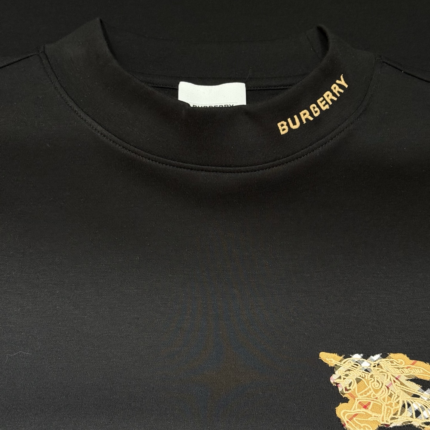 黑色：细节特写