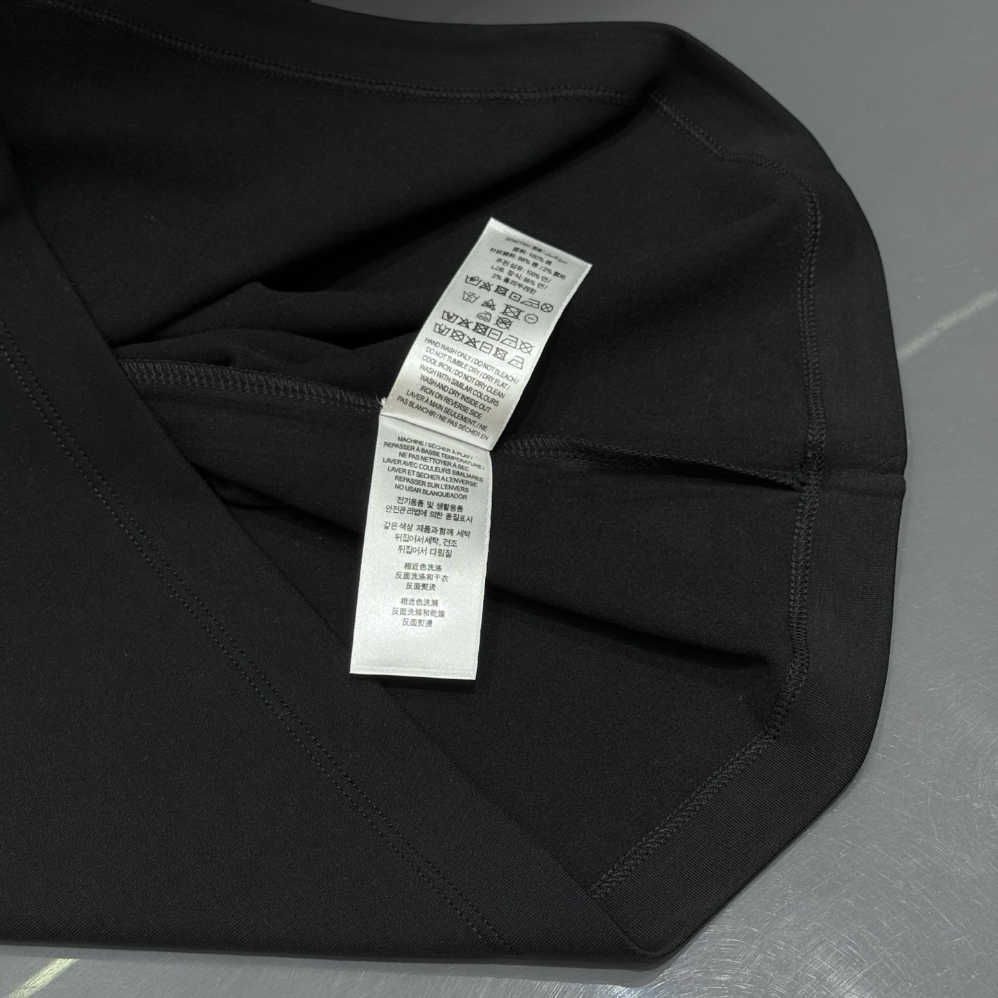 黑色：细节特写