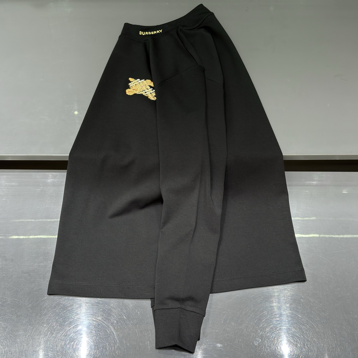 黑色：细节特写