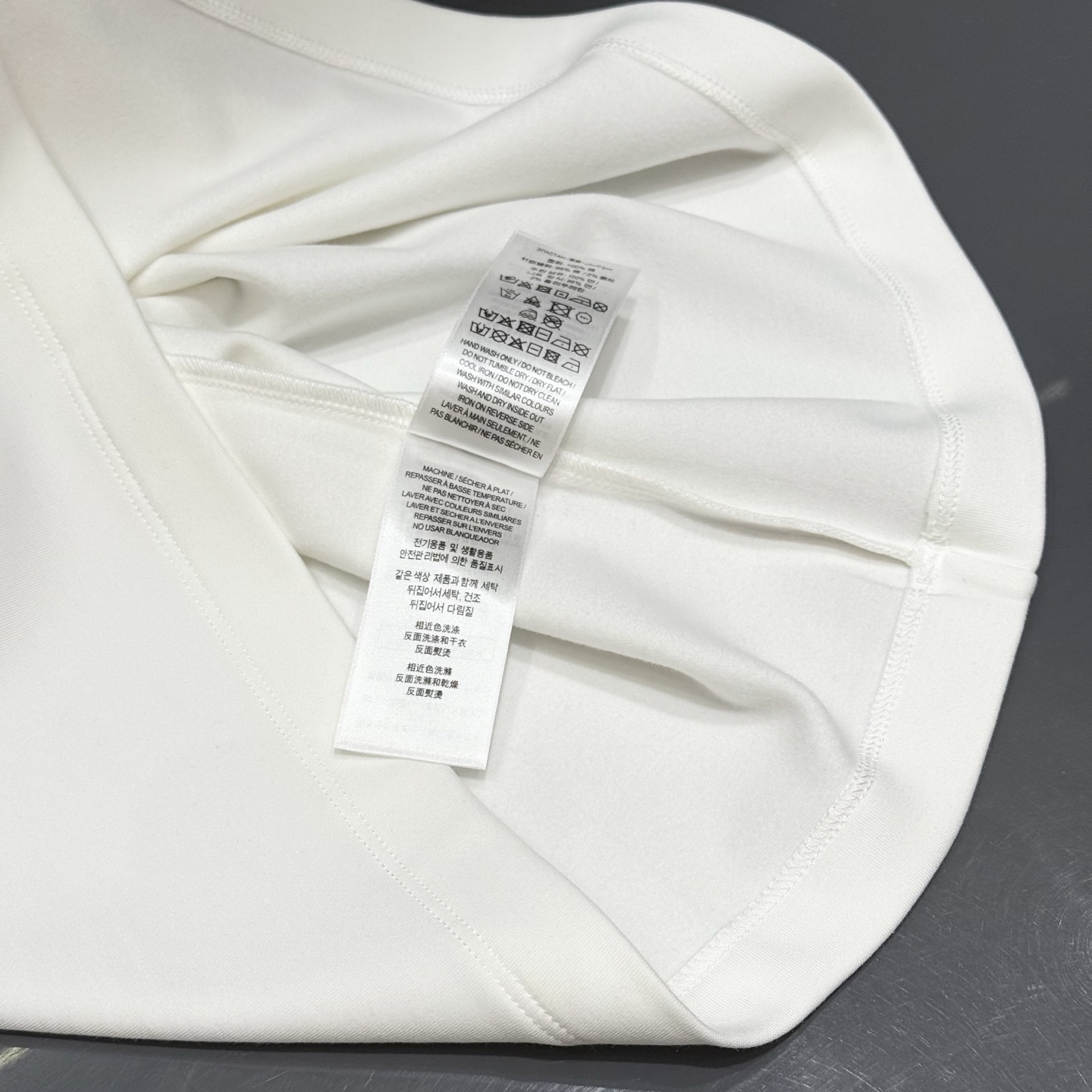 白色：细节特写