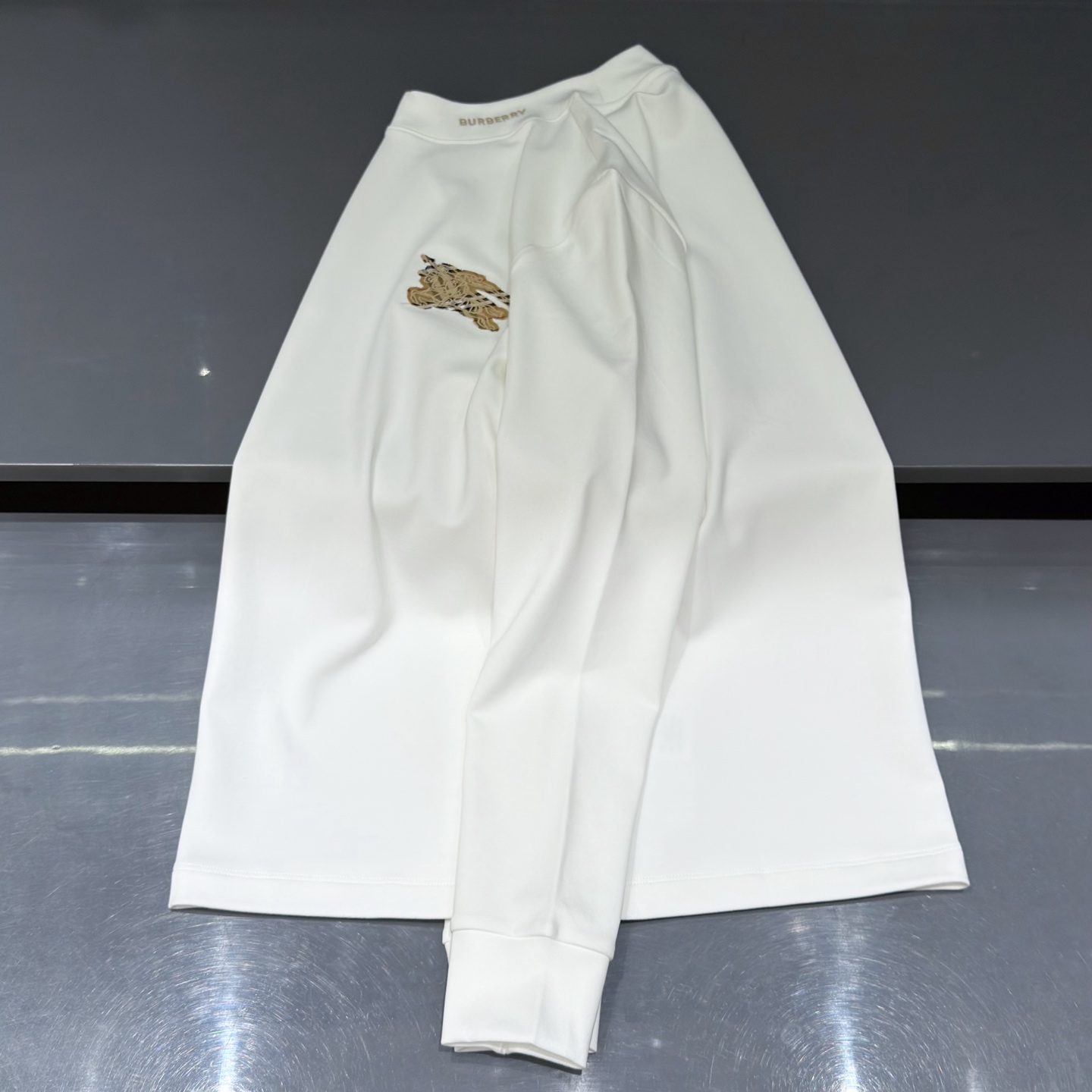 白色：细节特写