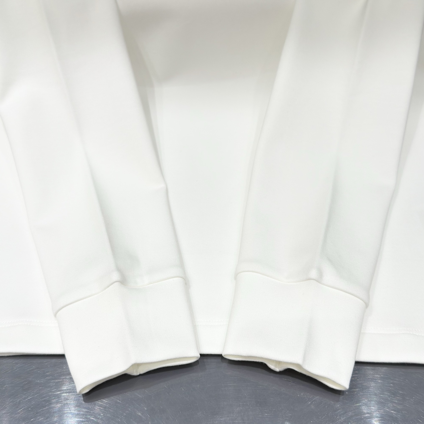 白色：细节特写