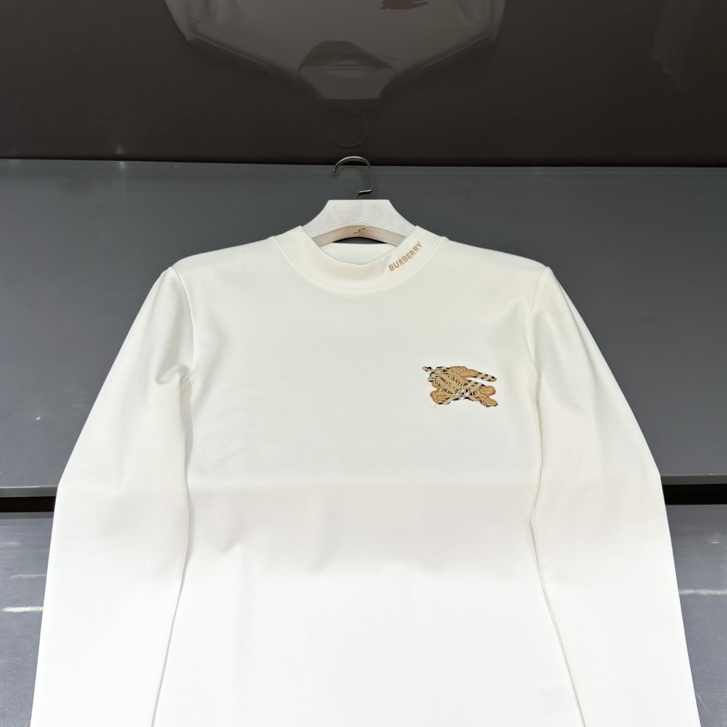 白色：细节特写