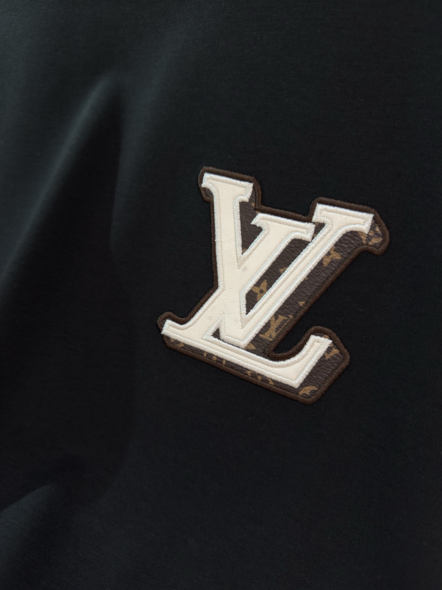 【新品】 驴 半高领打底衫 刺绣精品 ‼️‼️ 2025SS秋冬🆕 “驴”牌男士圆领长袖打底衫 柜台同步