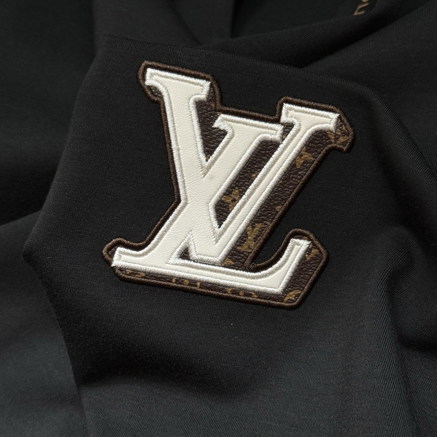 黑色：细节特写