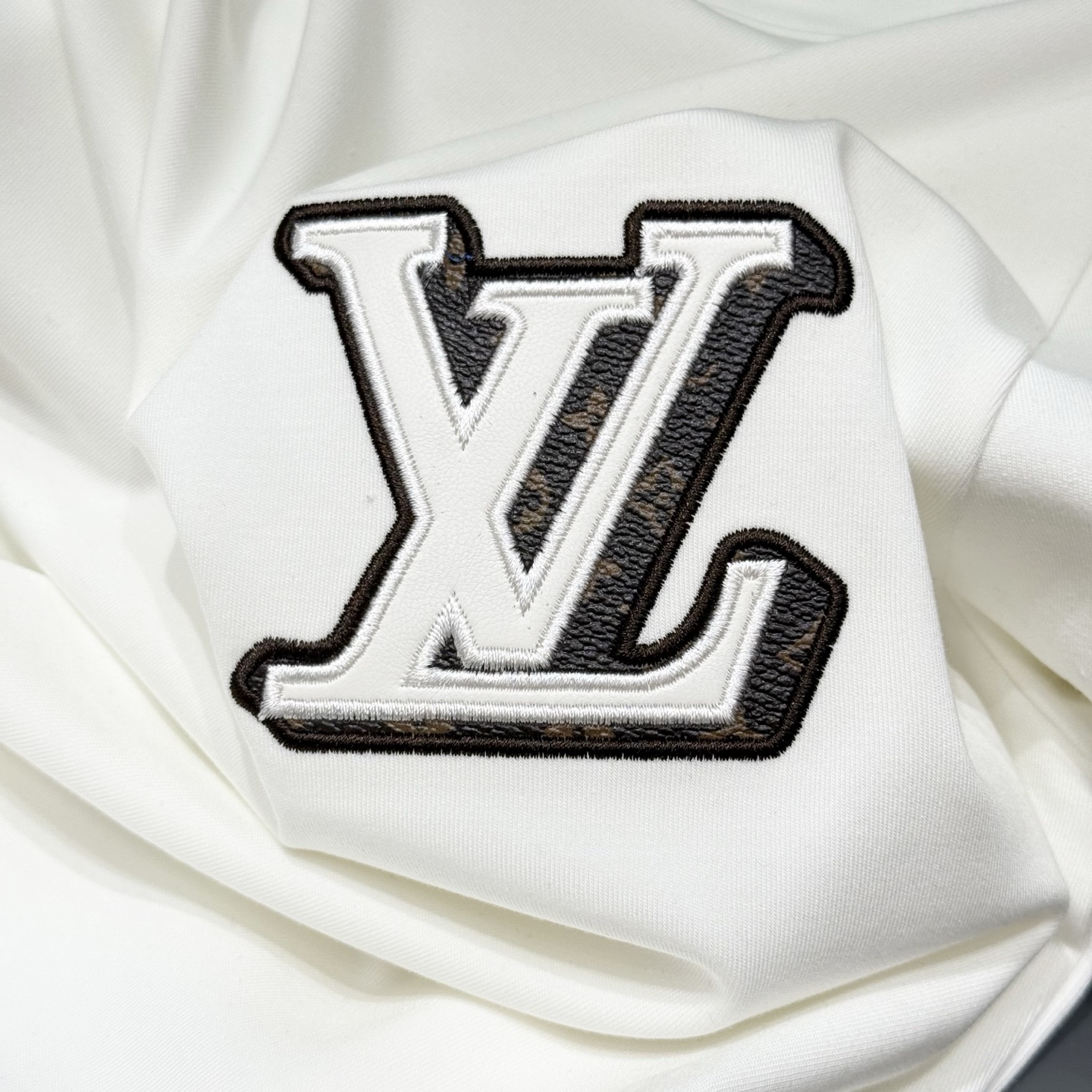 白色：细节特写