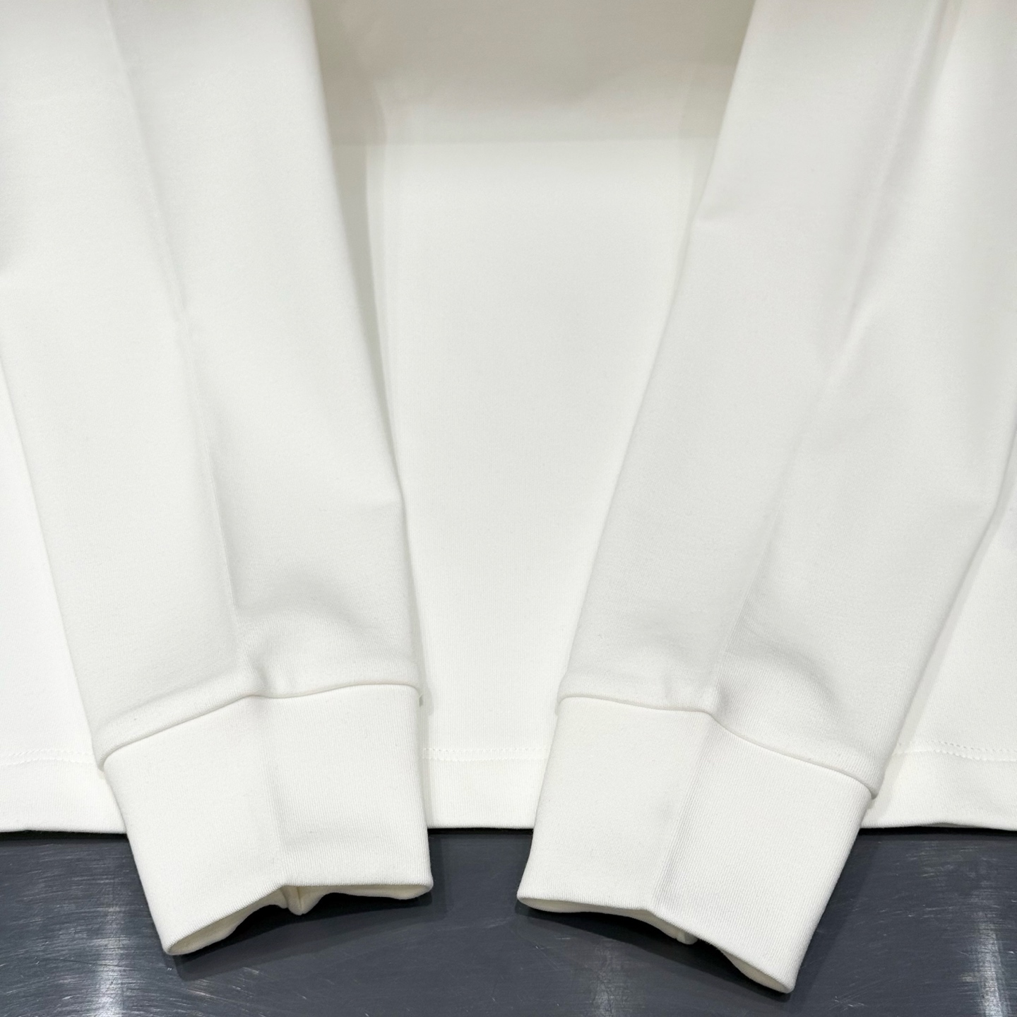 白色：细节特写