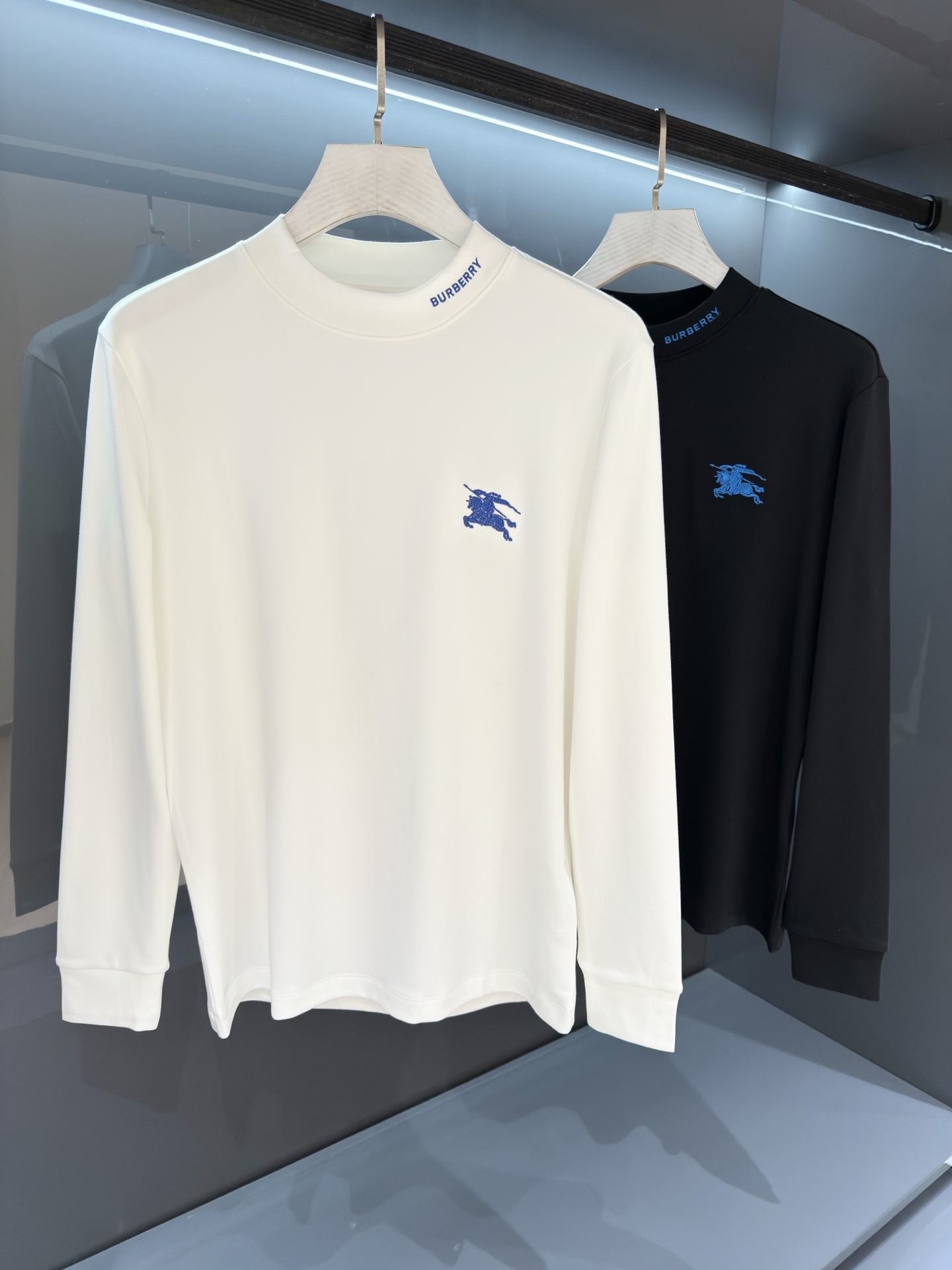 NO:538821,[New Product] Bur war horse embroidery 2025SS autumn and winter 'Donkey' brand men's round neck long-sleeved base shirt is released simultaneously on the counter, with high fine luxury quality and super light luxury. The new collar embellishment woven elements have the latest fashion temperament and charming charm. Knitted cotton fabric, composite plus velvet!  The texture is comfortable, the detail and soft touch are invincible. The badge does not need to be explained deliberately. The masterpiece of the original embroidery craft of the instrument needle point is full and three-dimensional! The concave and convex shape shows the beauty and a new experience. Color white/black Size S/M/L/XL/2XL S shoulder width 42 bust 100 long 64 sleeve length 63, burberry, louis vuitton, alexander wang19860909【新品】Bur 战马刺绣 2025SS秋冬 “驴”牌男士圆领长袖打底衫 柜台同步发售,高精细的奢华品质,轻奢感超强.全新领圈点缀色织元素拥有最新的时尚气质及将魅力韵味. 针织棉面料,复合加绒！手感质感舒适,细节感和柔触感更是无敌. 徽章无需刻意去解释.器械针点原始刺绣工艺的杰作,饱满立体!凹凸造型彰显美感,凛然一新的体验. 颜色白色/黑色 尺码S/M/L/XL/2XL S肩宽42胸围100衣长64袖长63,,burberry,louis vuitton,alexander wang,Men's clothing