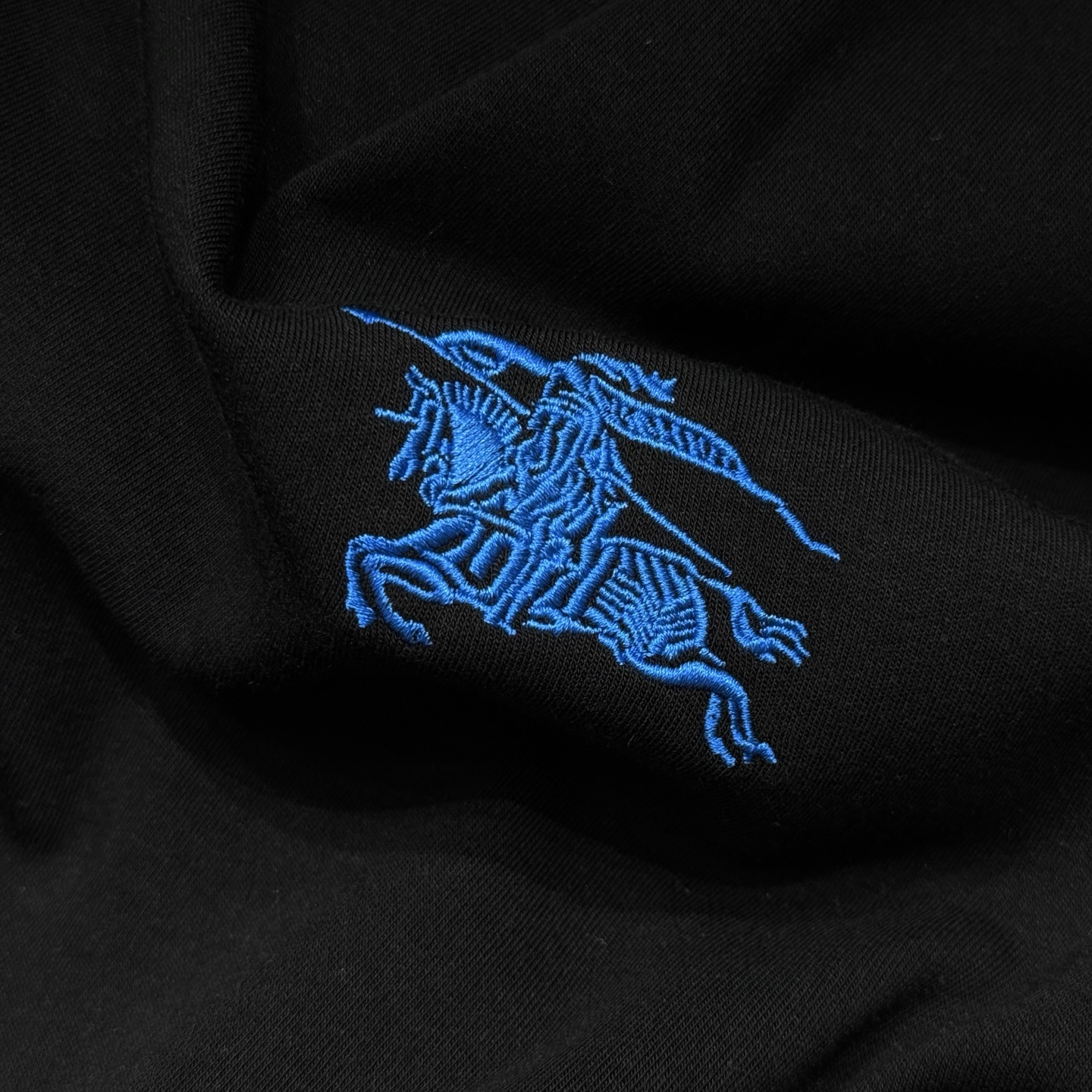 黑色：细节特写