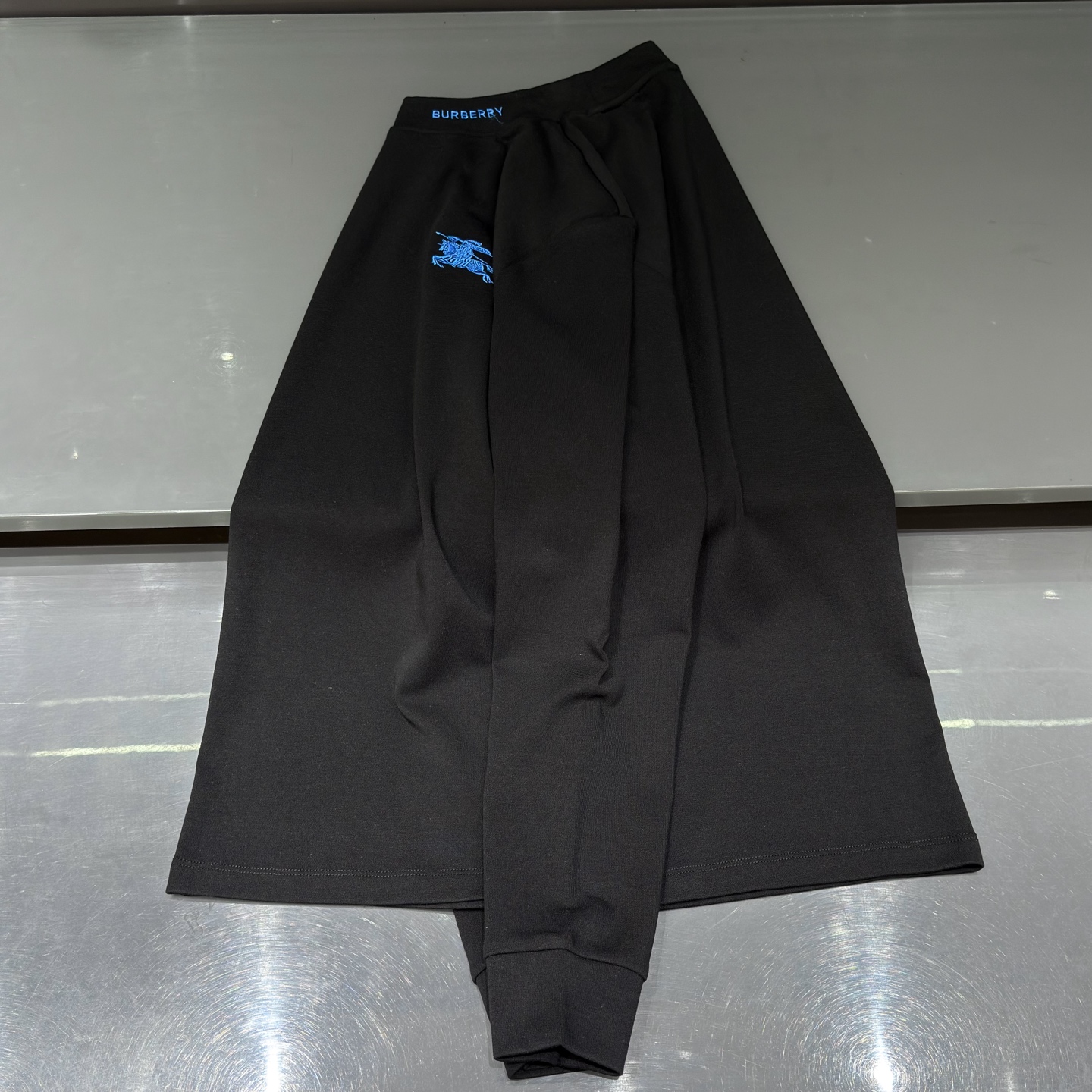 黑色：细节特写