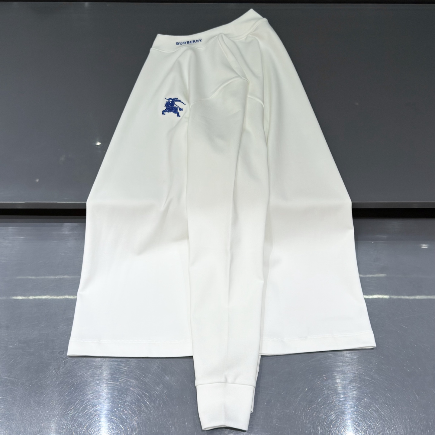 白色：细节特写