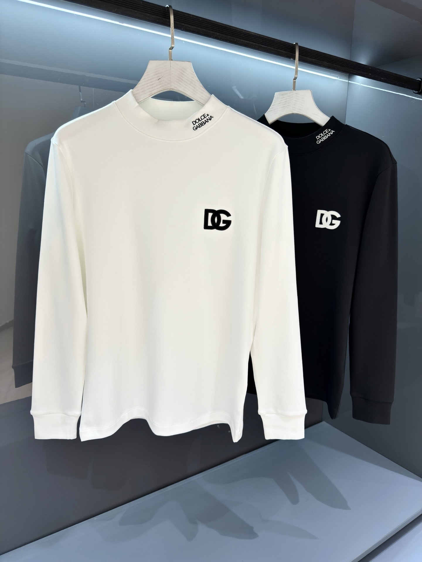 NO:538830,[New Product] Dolce & Gabbana DG 2025SS Autumn and Winter New Product Men's Round Neck Long Sleeve Base Shirt is available at the same time on the counter. It has high fine luxury quality and a strong sense of light luxury. The new collar circle embellishment woven elements have the latest fashion temperament and charming charm. Knitted cotton fabric, composite plus velvet!  The texture is comfortable, the detail and soft touch are invincible. The badge does not need to be explained deliberately. The masterpiece of the original embroidery craft of the instrument needle point is full and three-dimensional! The concave and convex shape shows the beauty and a new experience. Color white/black Size S/M/L/XL/2XL S shoulder width 42 bust 100 long 64 sleeves 63, Dolce & Gabbana, alexander wang19860909【新品】杜嘉班纳DG 2025SS秋冬新品 男士圆领长袖打底衫 柜台同步发售,高精细的奢华品质,轻奢感超强.全新领圈点缀色织元素拥有最新的时尚气质及将魅力韵味. 针织棉面料,复合加绒！手感质感舒适,细节感和柔触感更是无敌. 徽章无需刻意去解释.器械针点原始刺绣工艺的杰作,饱满立体!凹凸造型彰显美感,凛然一新的体验. 颜色白色/黑色 尺码S/M/L/XL/2XL S肩宽42胸围100衣长64袖长63,,Dolce&Gabbana,alexander wang,Men's clothing