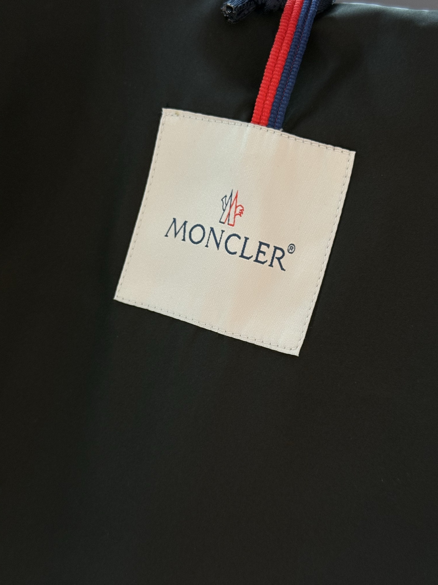 MON/羽皇高端复合抓绒连帽马甲 外套,贸易公司渠道货,高端品鉴臻品,顶级罗马尼亚产!整体的造型设计依然