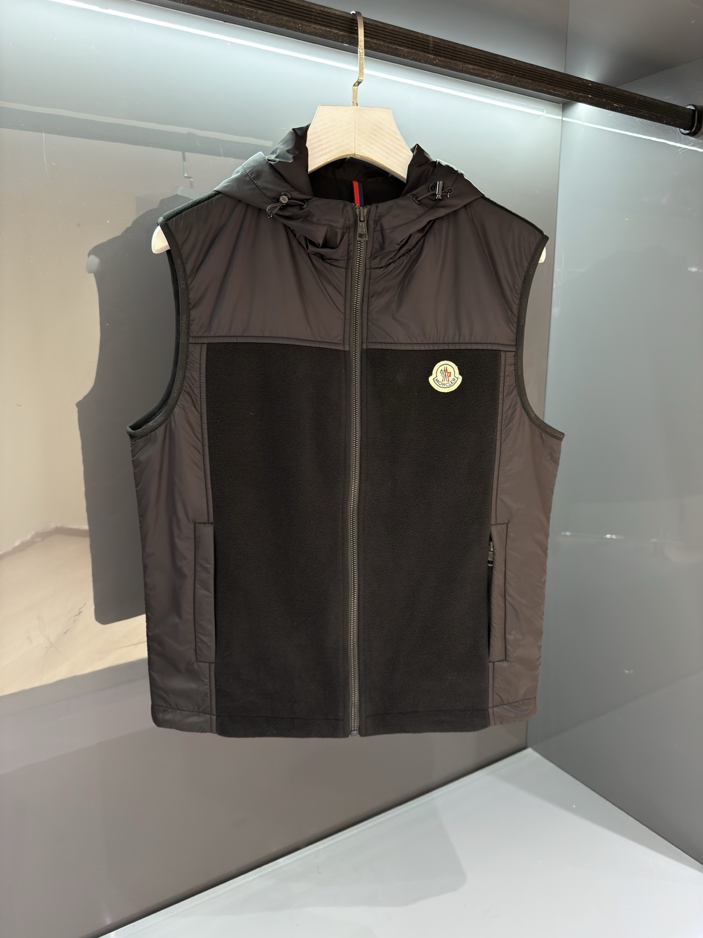 MON/羽皇高端复合抓绒连帽马甲 外套,贸易公司渠道货,高端品鉴臻品,顶级罗马尼亚产!整体的造型设计依然