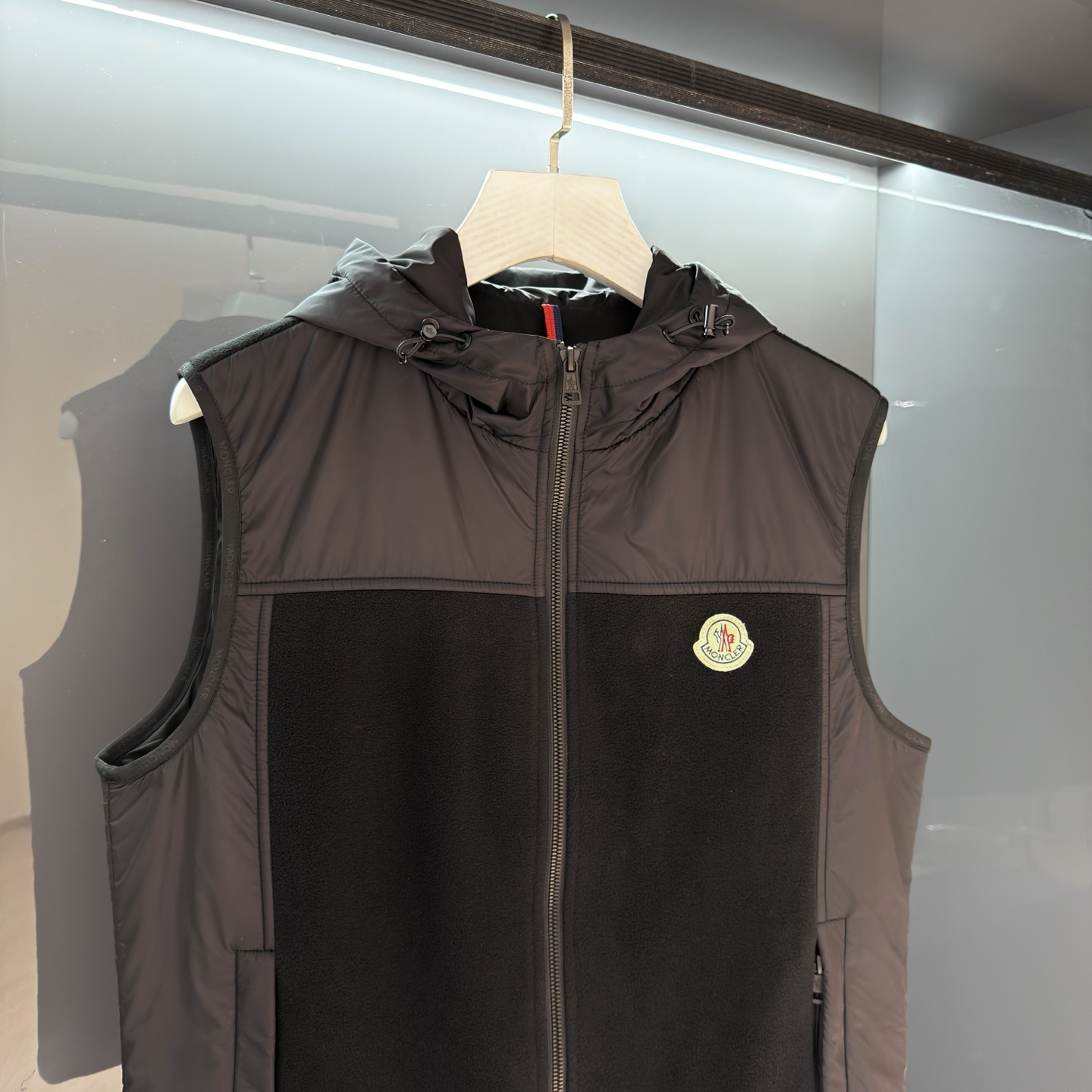 MON/羽皇高端复合抓绒连帽马甲 外套,贸易公司渠道货,高端品鉴臻品,顶级罗马尼亚产!整体的造型设计依然