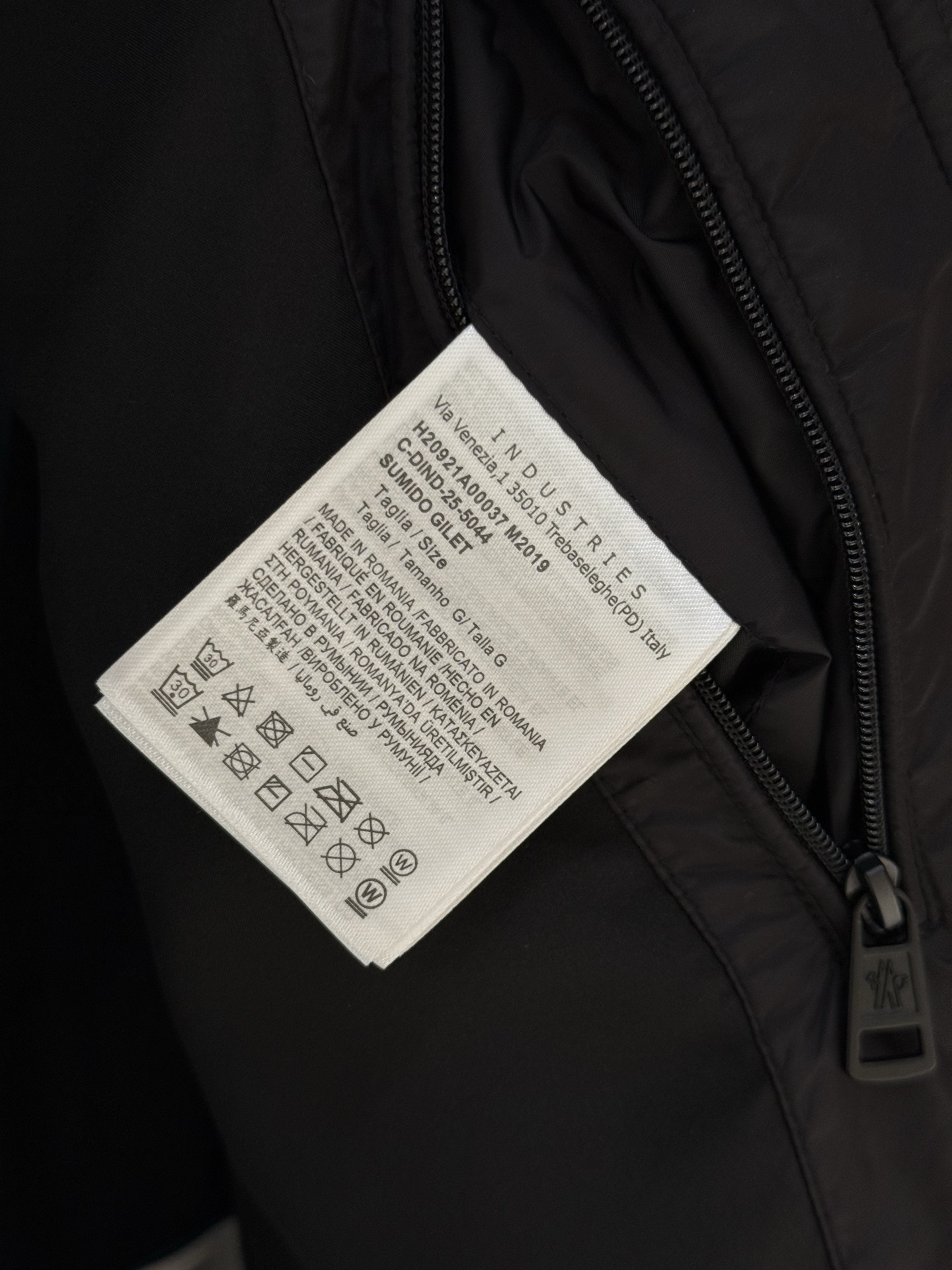 MON/羽皇高端复合抓绒连帽马甲 外套,贸易公司渠道货,高端品鉴臻品,顶级罗马尼亚产!整体的造型设计依然